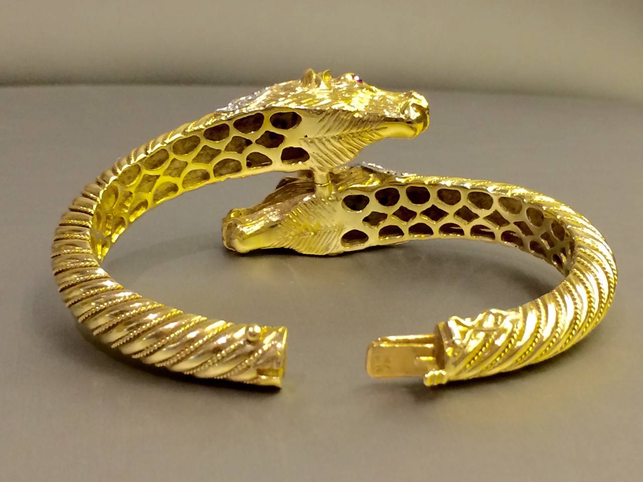 Horse Head Diamond Gold Crossover Bangle Bracelet In Excellent Condition For Sale In Ottawa, Ontario