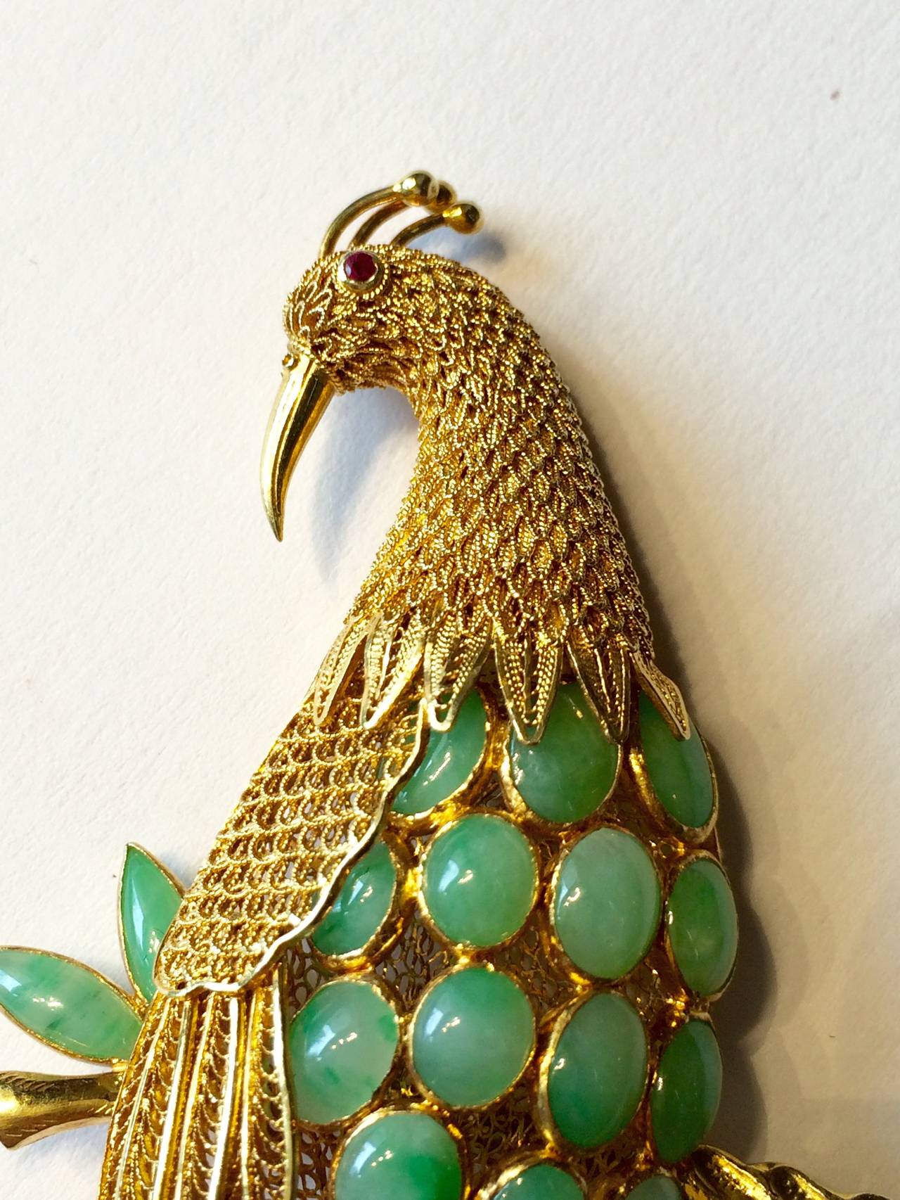 Jadite Sapphire Gold Peacock Brooch In Excellent Condition In Ottawa, Ontario