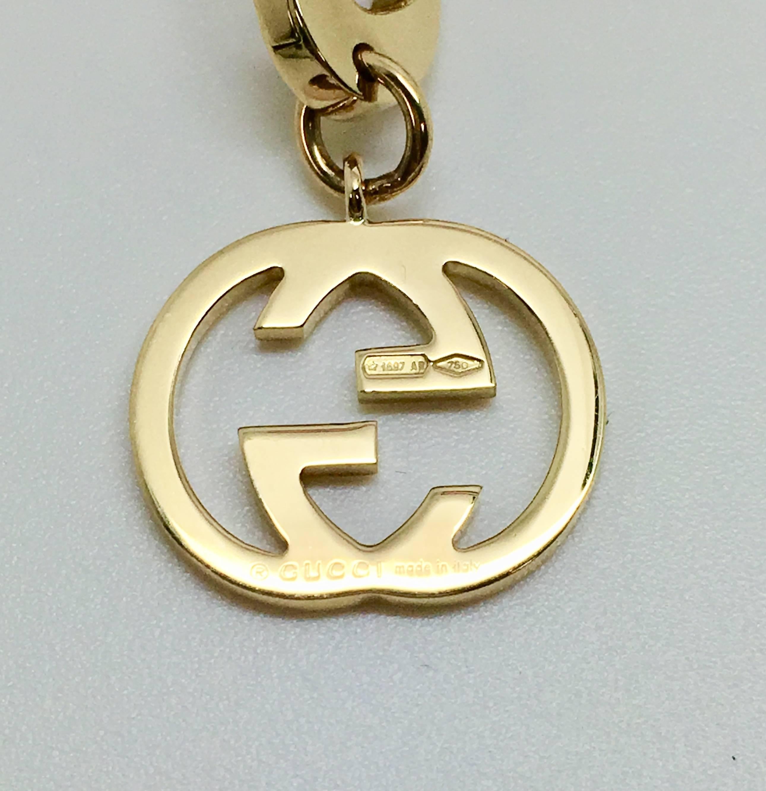 Gucci link bracelet in 18 karat yellow gold, classic Gucci charm completes this beautiful piece. It weighs 19.7 grams and is 8 inches in length and pre-owned.
