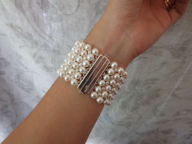 Marina J. Mehrstrangiges gewebtes weißes Perlen-Manschettenarmband mit silbernem Schiebeverschluss (Zeitgenössisch)