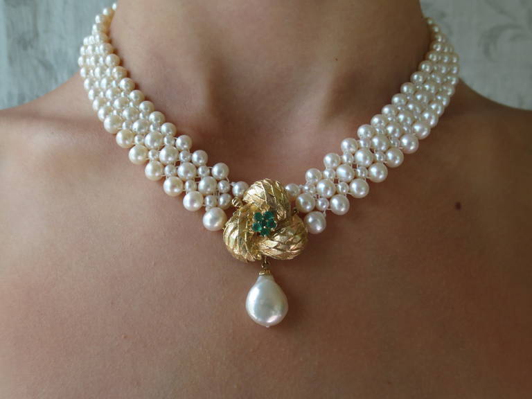 Woven White Pearl Necklace with Emerald and 14k Yellow Gold Front Facing Clasp In New Condition In Los Angeles, CA
