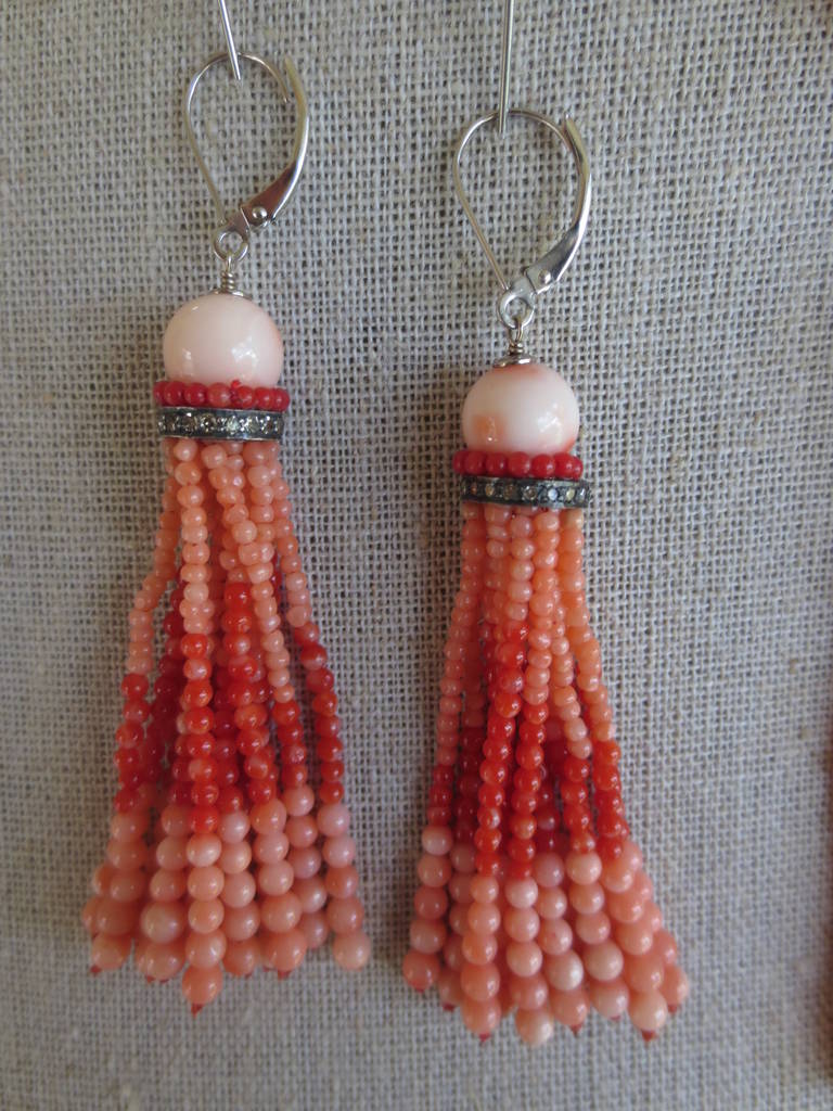 This elegant coral set features pink and red coral beads, giving it depth. The rope sautoir is carefully woven, and connected by a white gold clasp allowing for versatility in length and style. The sautoir's tassel is made of pink and red coral