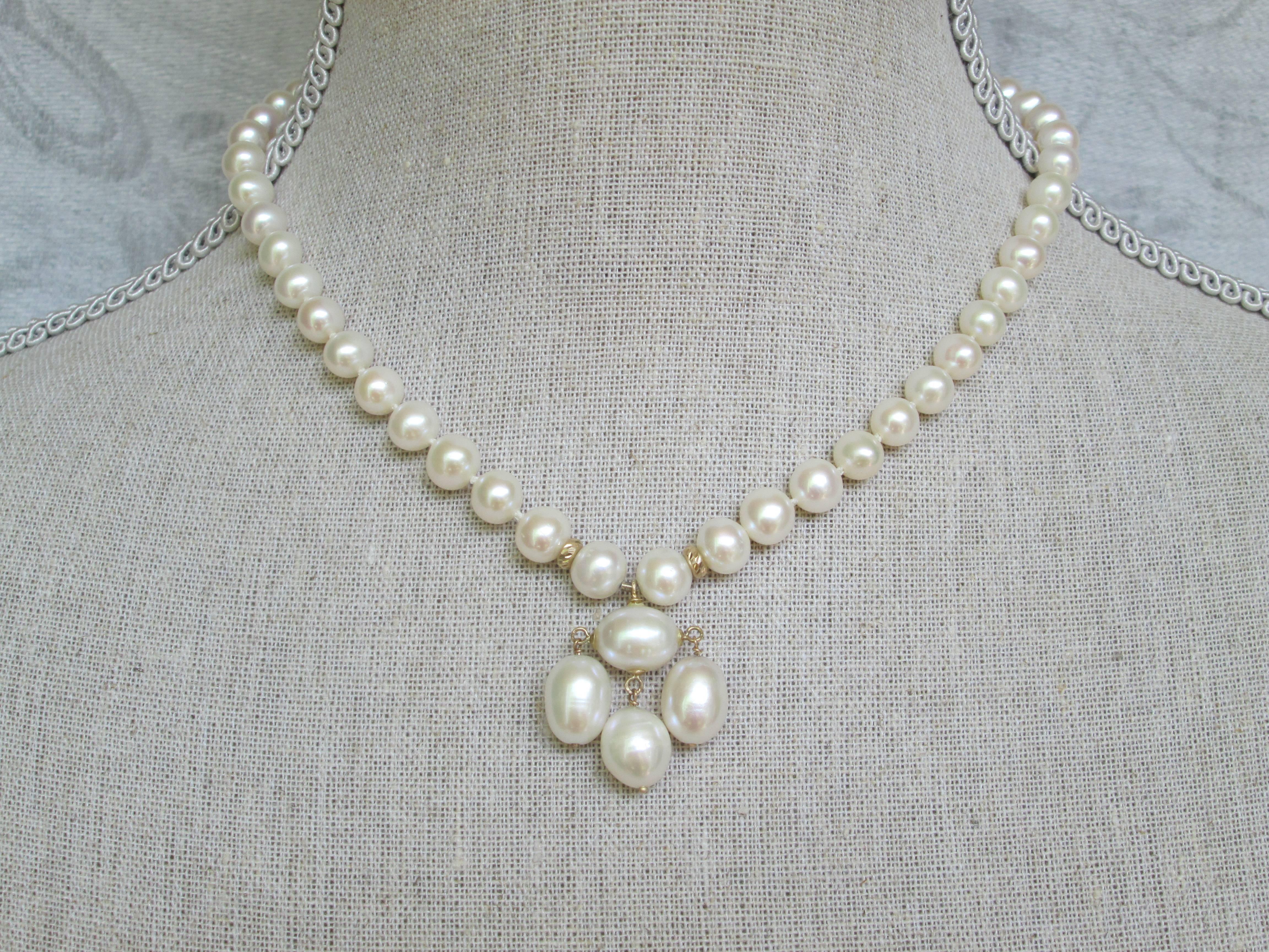 Marina J Pearl Necklace with Baroque Pearl Centerpiece & 14k Gold Clasp In New Condition For Sale In Los Angeles, CA