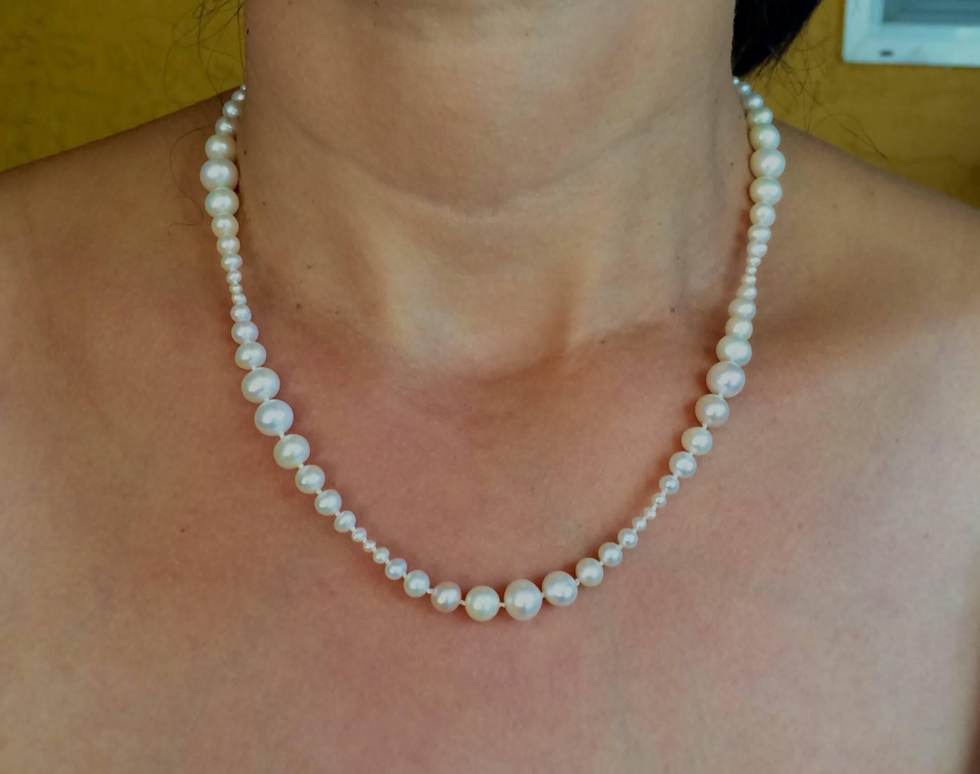 Graduated White Pearl Necklace with 14k Yellow Gold Clasp In New Condition In Los Angeles, CA