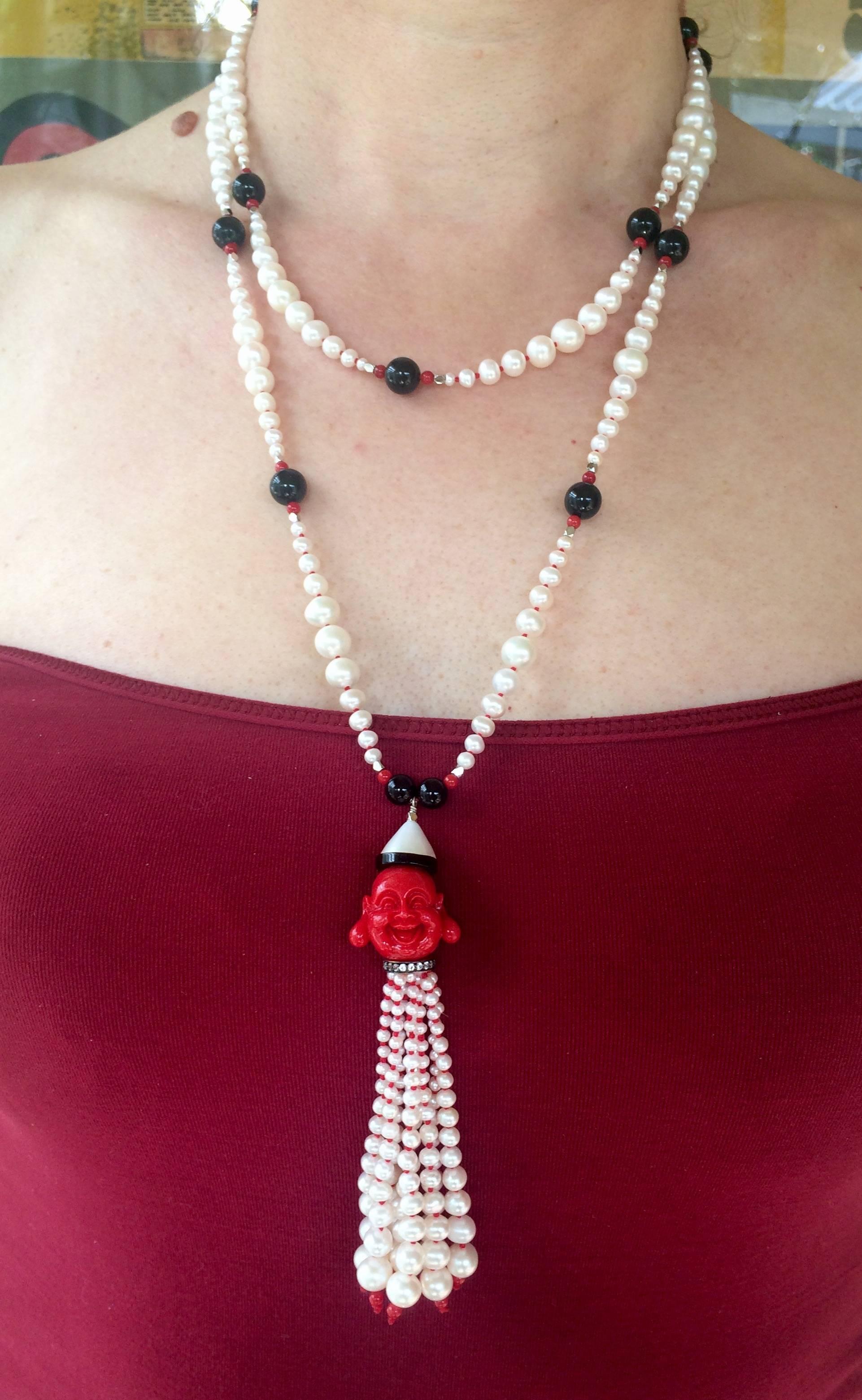 Marina J Collier de perles blanches, de perles, de corail, d'onyx et de perles d'argent avec pompon en forme de Bouddha en corail  3