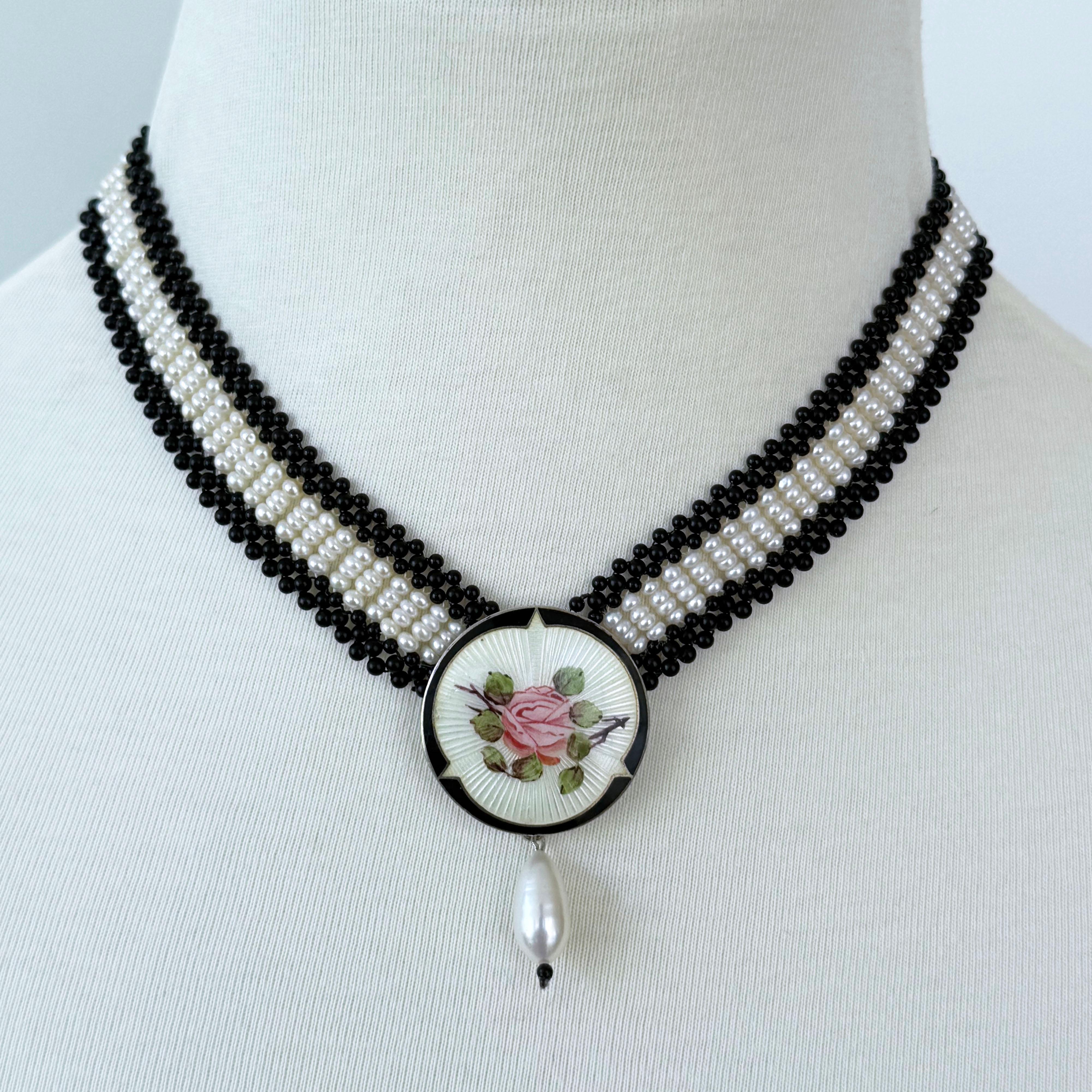 Uno splendido pezzo unico di Marina J. 
Una spilla vintage con smalto è stata trasformata in un bellissimo centrotavola. Il ritrovamento in smalto bianco e nero presenta un bellissimo disegno floreale e uno sfondo a stella. Il reperto è