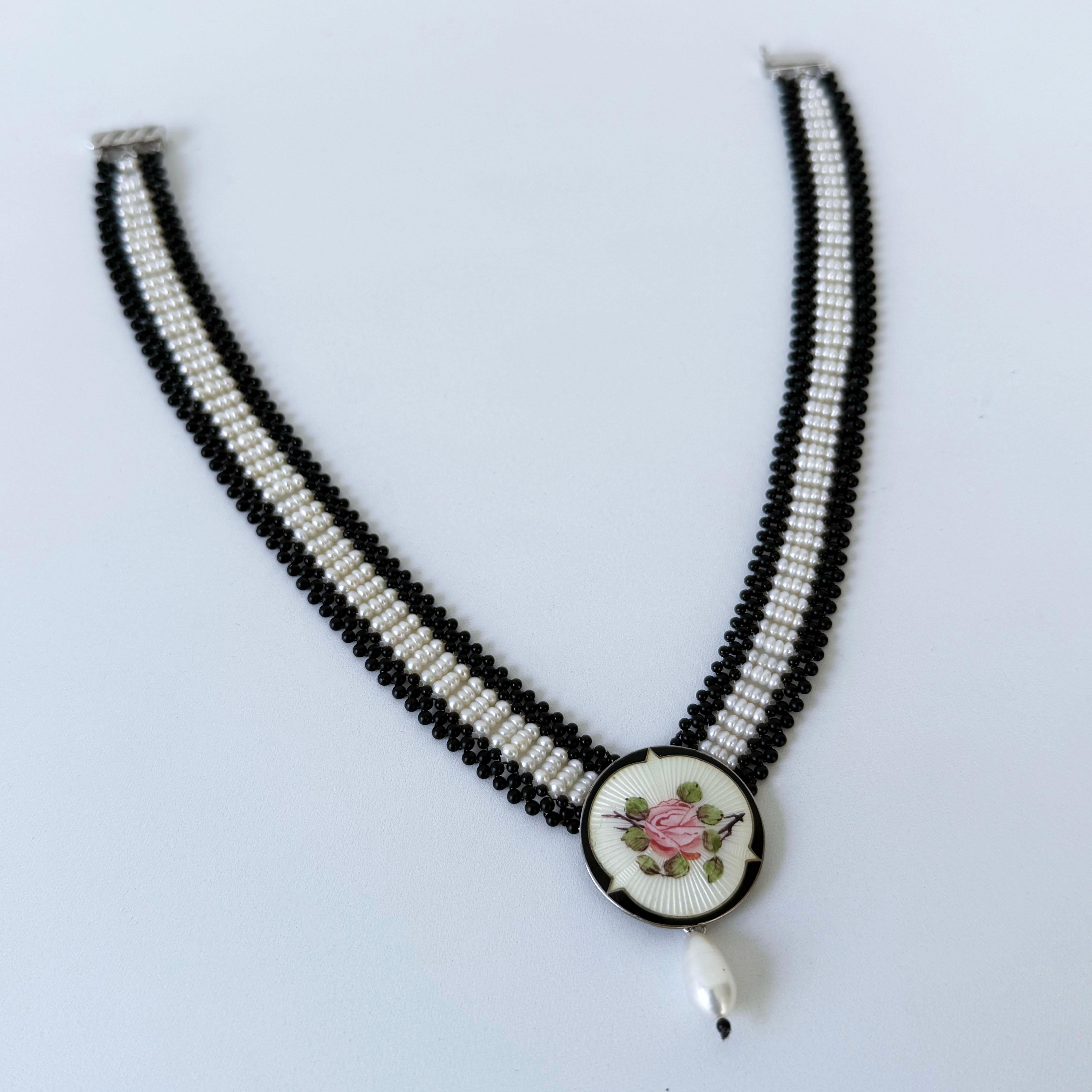 Perlina Marina J. Collana in onice nero, perle e argento con centrotavola in smalto vintage in vendita
