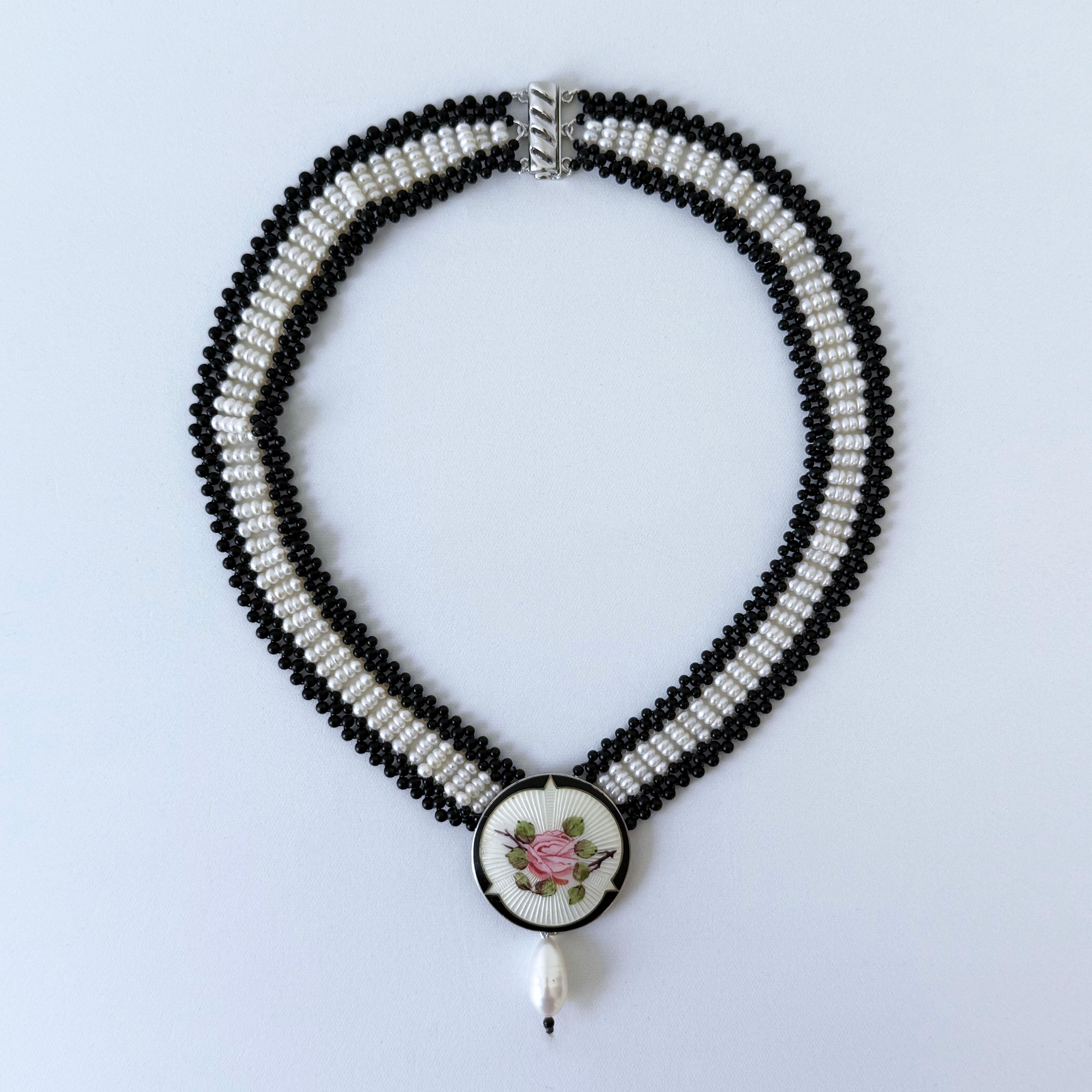 Marina J. Collana in onice nero, perle e argento con centrotavola in smalto vintage In condizioni Nuovo in vendita a Los Angeles, CA