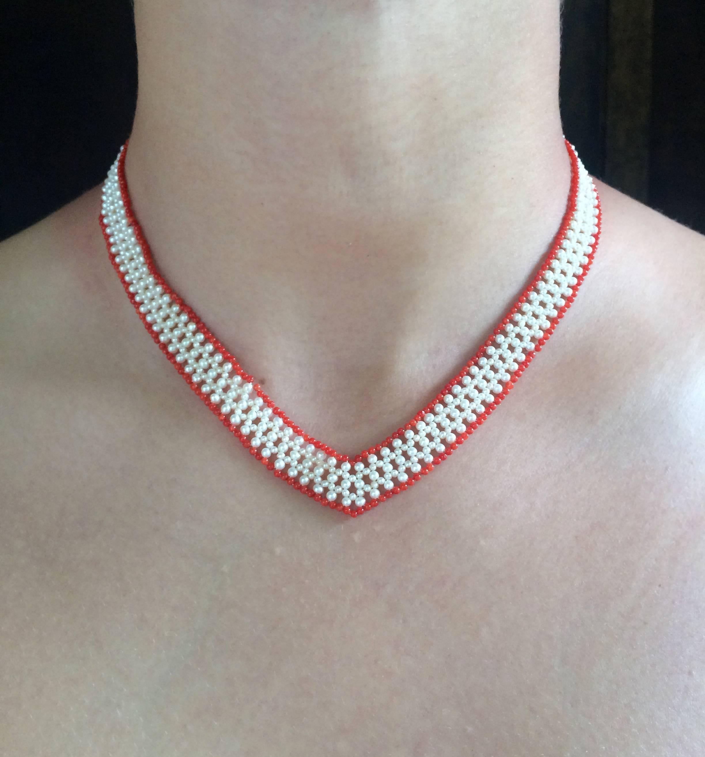 Perle Marina J Collier en forme de V en perles blanches et perles de corail rouge avec or jaune 14 carats