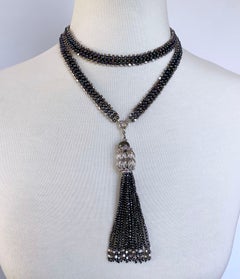 Sautoir Marina J en argent sterling, perles noires et rhodium avec pompon en hématite