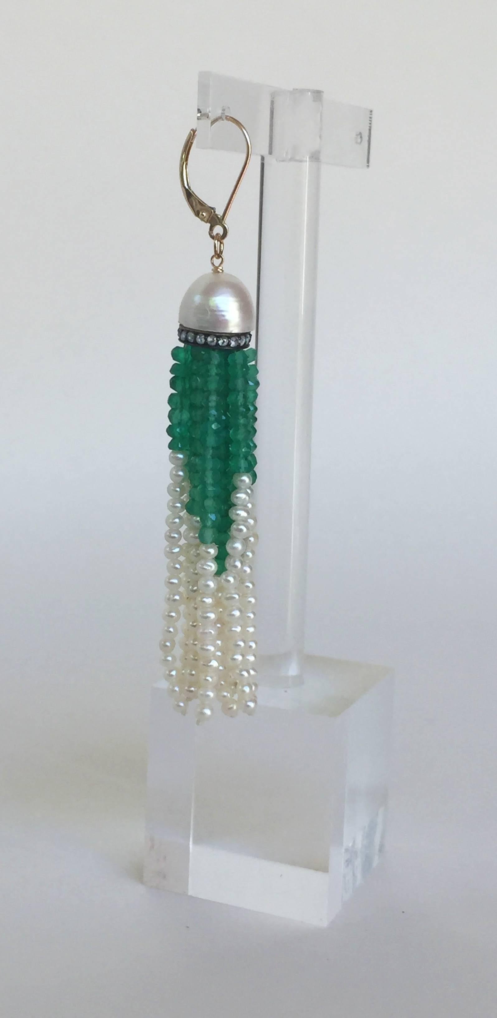 Artiste Marina J  Boucles d'oreilles à pampilles en perles, diamants et onyx vert  en vente
