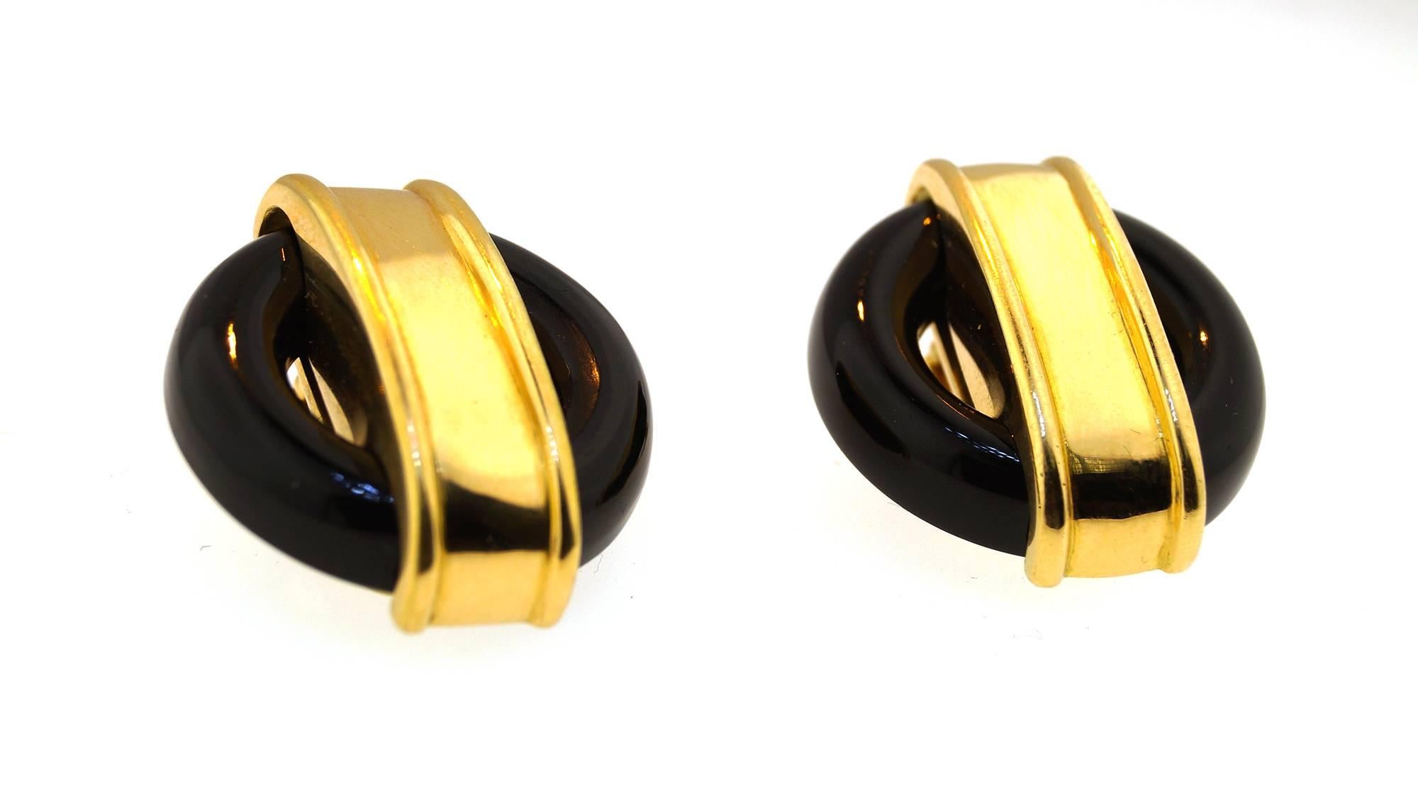 A pair of elegant Cartier earrings designed by the remarkable Italian designer Aldo Cipullo in 1973, presenting onyx on a beautiful 18K yellow gold mounting. Creatively designed, these earrings are the perfect piece to complement a collection. 