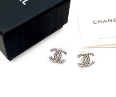 Orecchini a buco Chanel Classic CC in argento con cristalli, nuovi di zecca