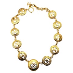 Collana Chanel vintage con medaglione a forma di moneta CC placcata in oro