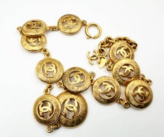 Collana Chanel vintage con medaglione a forma di moneta CC placcata in oro