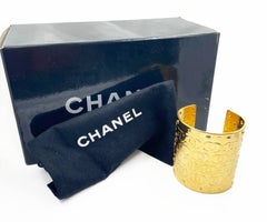 Bracciale a fascia largo Chanel vintage con le iniziali CC placcate in oro, un pezzo raro