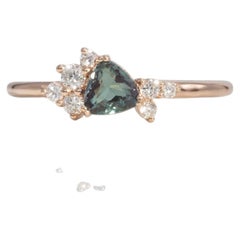 Alexandrit-Ring mit Akzenten aus konventionell abgebauten Diamanten: Massives 14-karätiges Gold, Trillion-Schliff, 5 mm