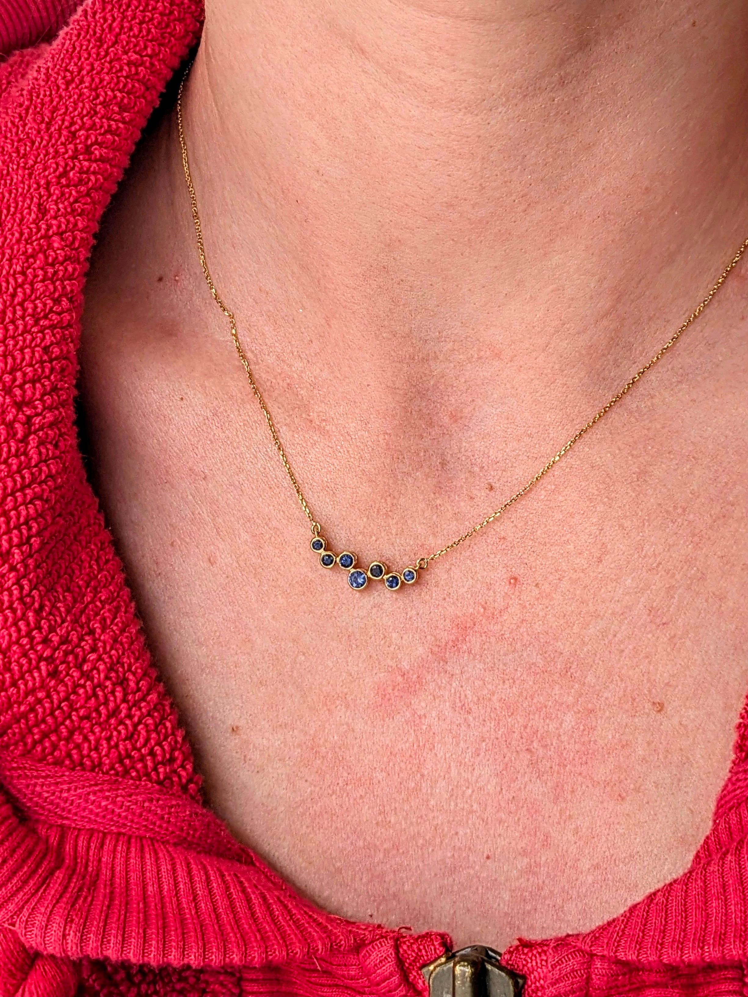 Diese wunderschöne Halskette mit Anhänger besteht aus sieben runden Saphiren mit einem Gewicht von 0,68 Karat, die in massivem 14-karätigem Gold gefasst sind. Dieser Anhänger Halskette kann eine schöne September Geburtsstein Geschenk für Ihre Lieben