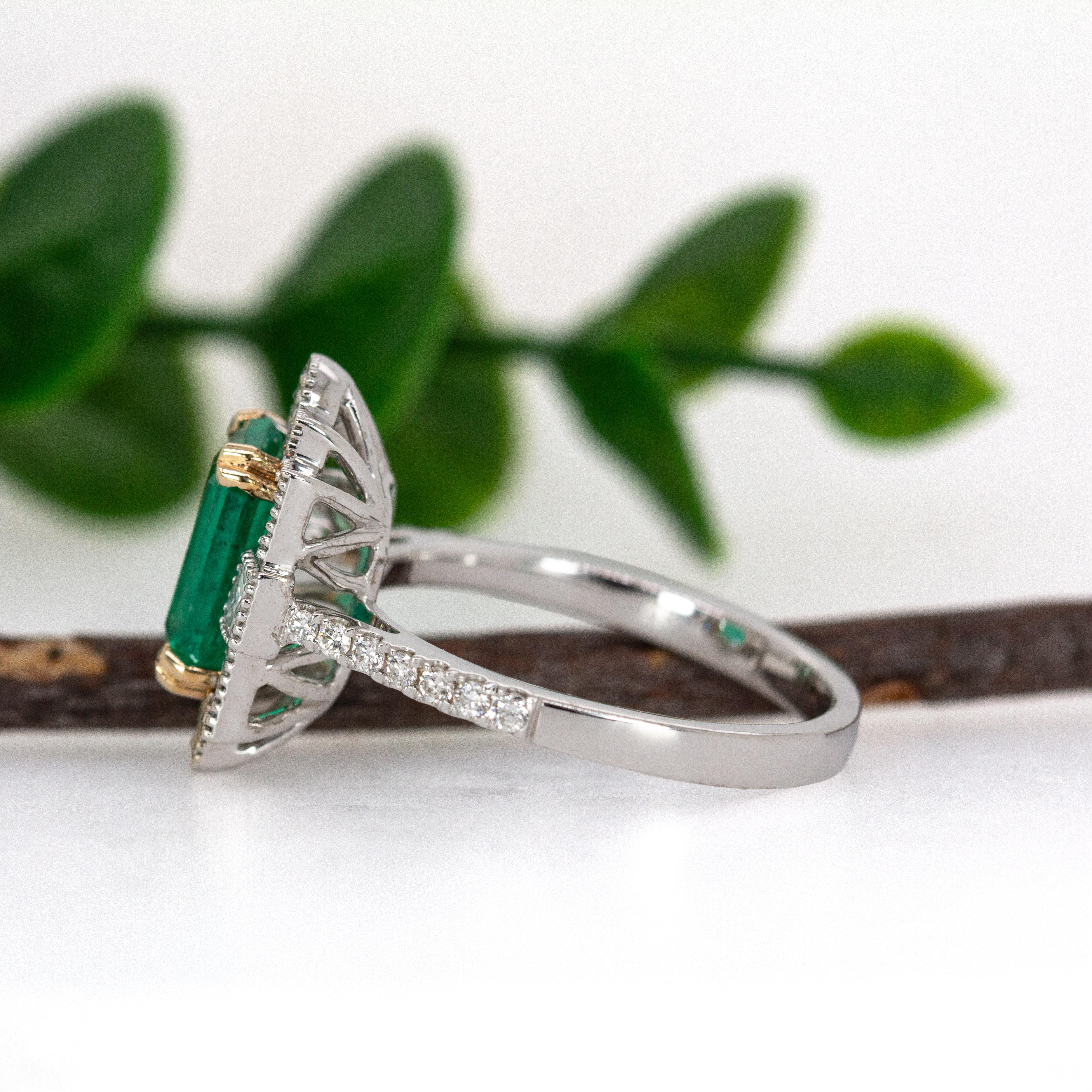 1,8 Karat kolumbianischer Smaragdring mit natürlichen Diamant-Akzenten aus 14K Gold  EM 9x6mm im Zustand „Neu“ im Angebot in Columbus, OH