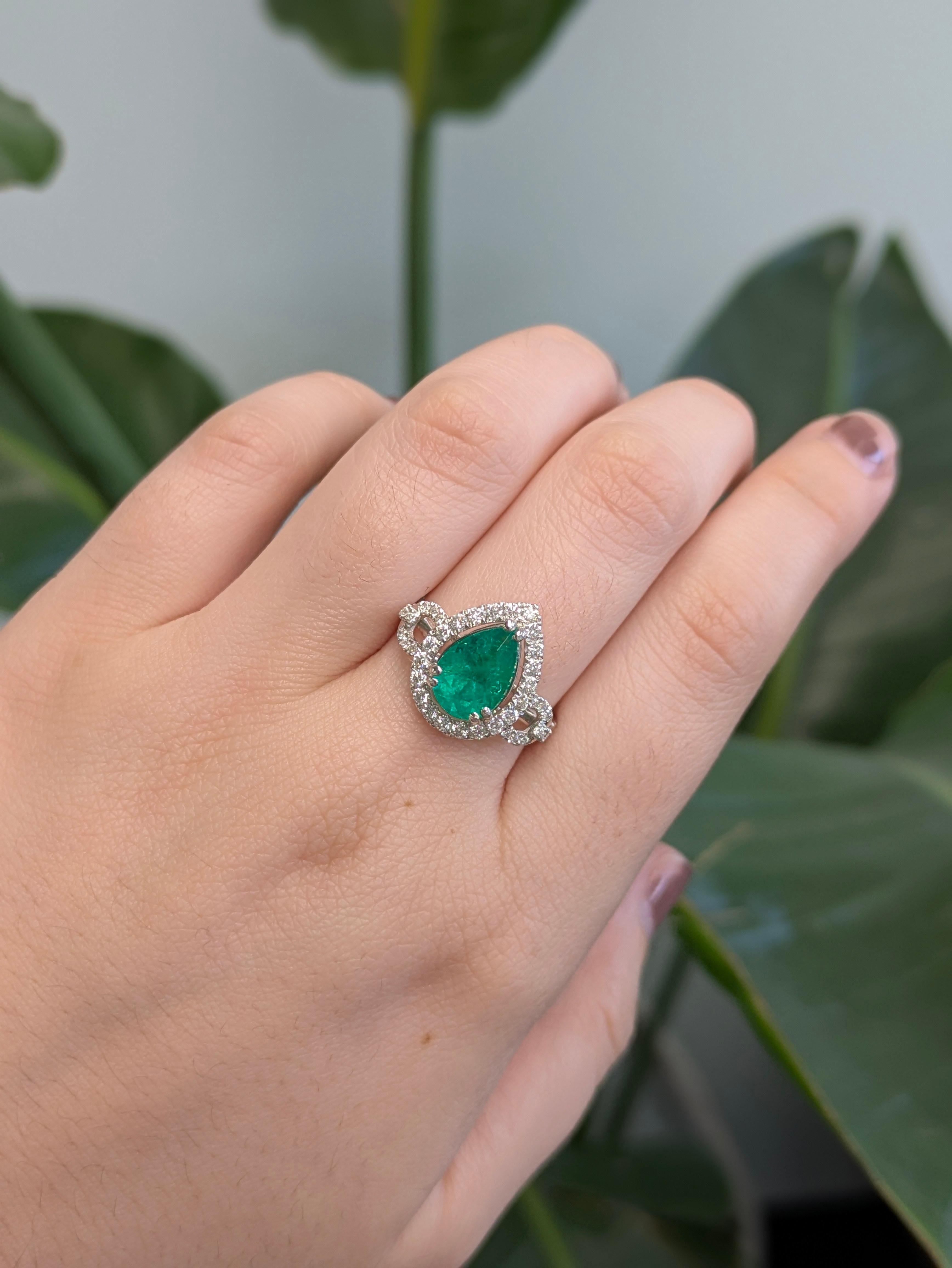 Der GIA-zertifizierte Ring mit einem kolumbianischen Smaragd von 2,08 Karat zeigt einen satten, leuchtend grünen Smaragd in Birnenform mit den Maßen 10 x 8 mm. Die kolumbianischen Smaragde sind für ihre außergewöhnliche Qualität und tiefe Farbe