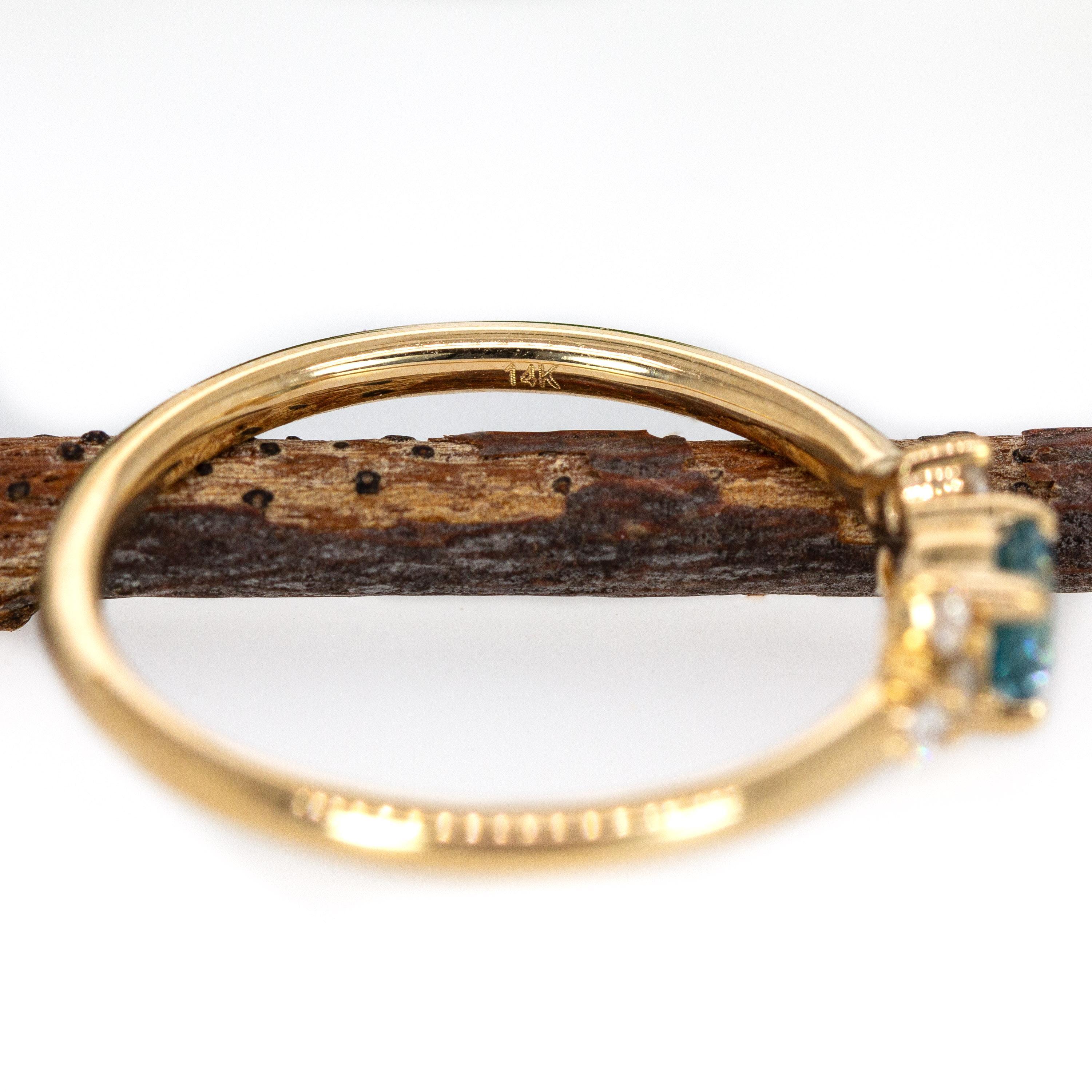 Donna Anello con zircone blu cambogiano e accenti di diamanti estratti dalla terra in oro 14K  RD 4mm in vendita