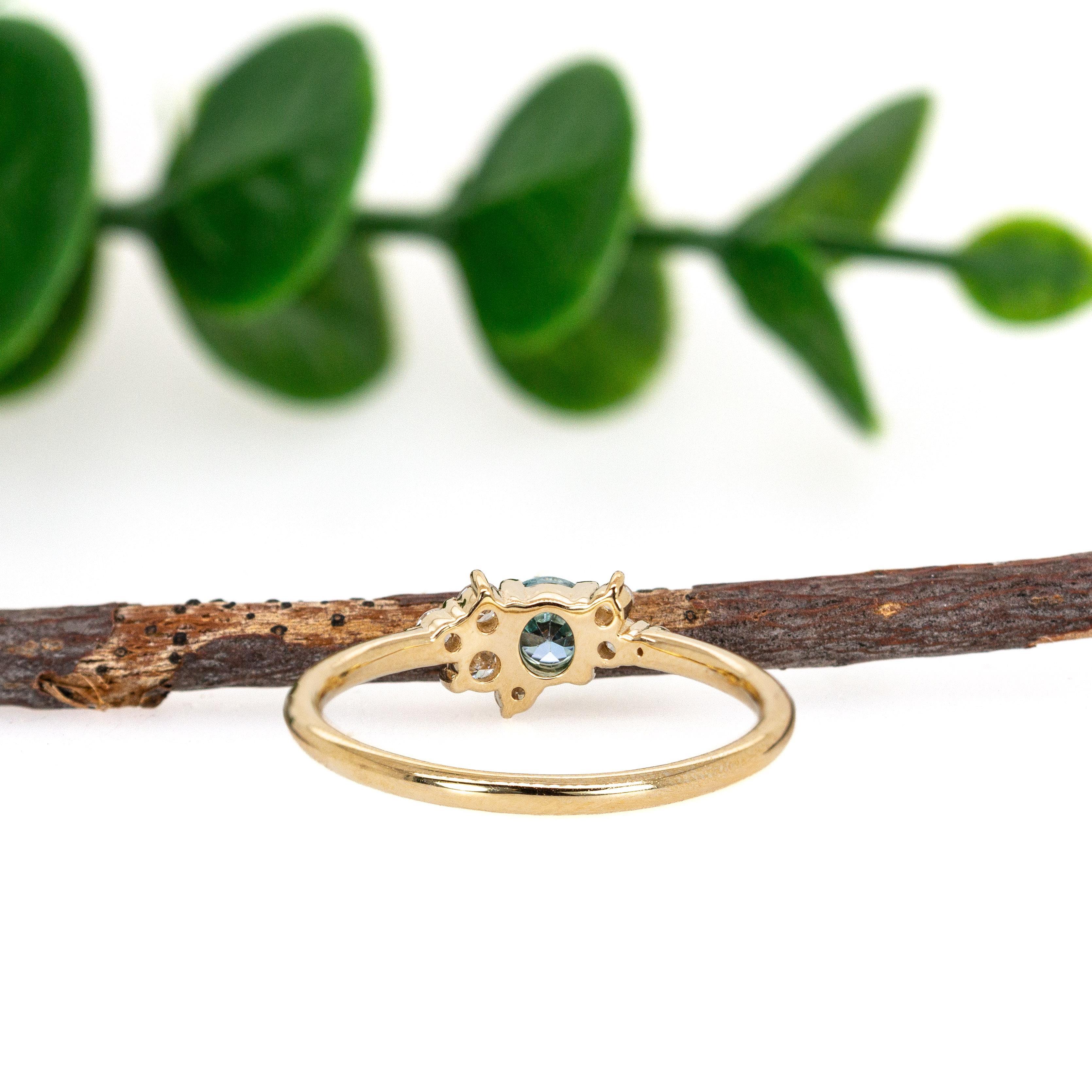 Anello con zircone blu cambogiano e accenti di diamanti estratti dalla terra in oro 14K  RD 4mm in vendita 1