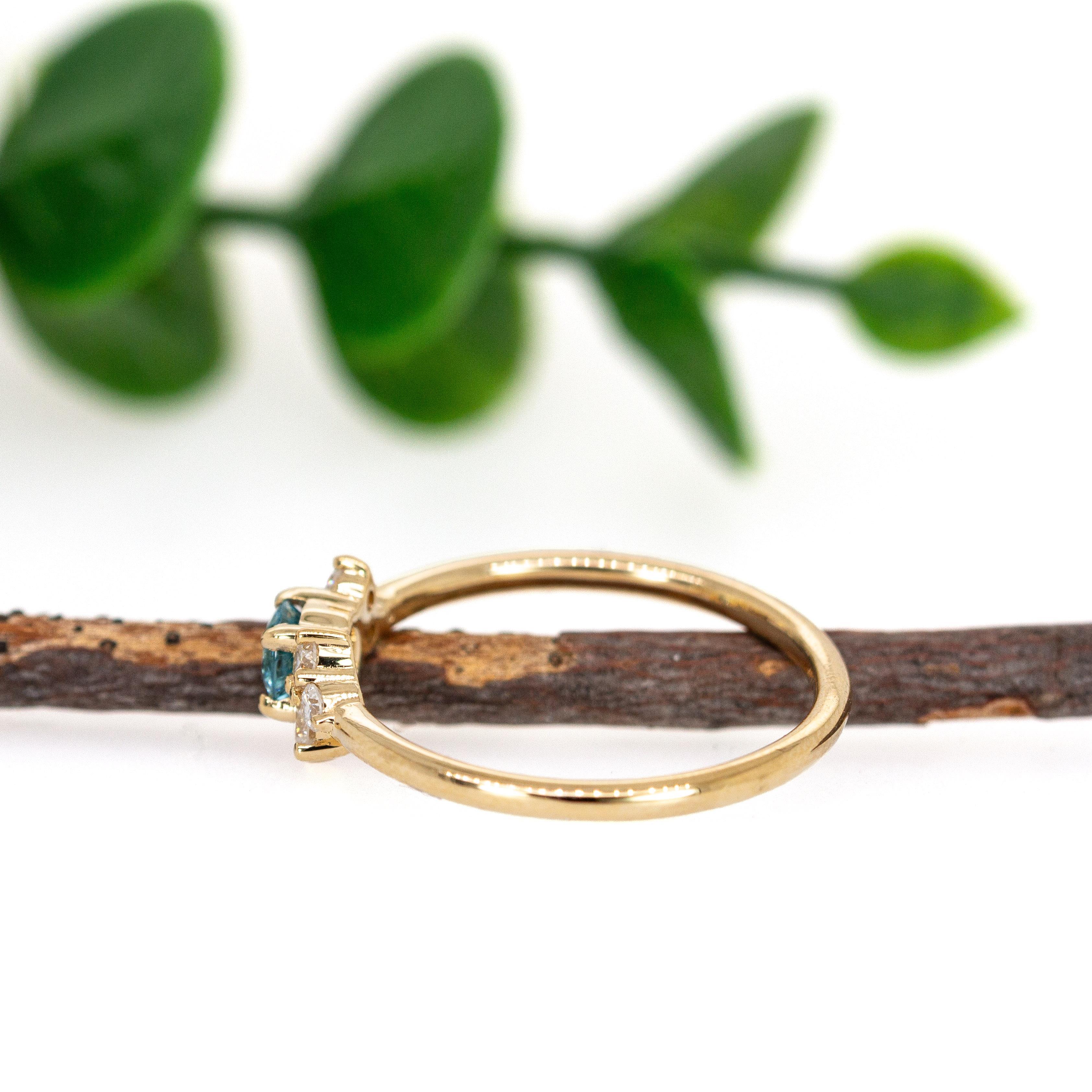 Anello con zircone blu cambogiano e accenti di diamanti estratti dalla terra in oro 14K  RD 4mm In condizioni Nuovo in vendita a Columbus, OH