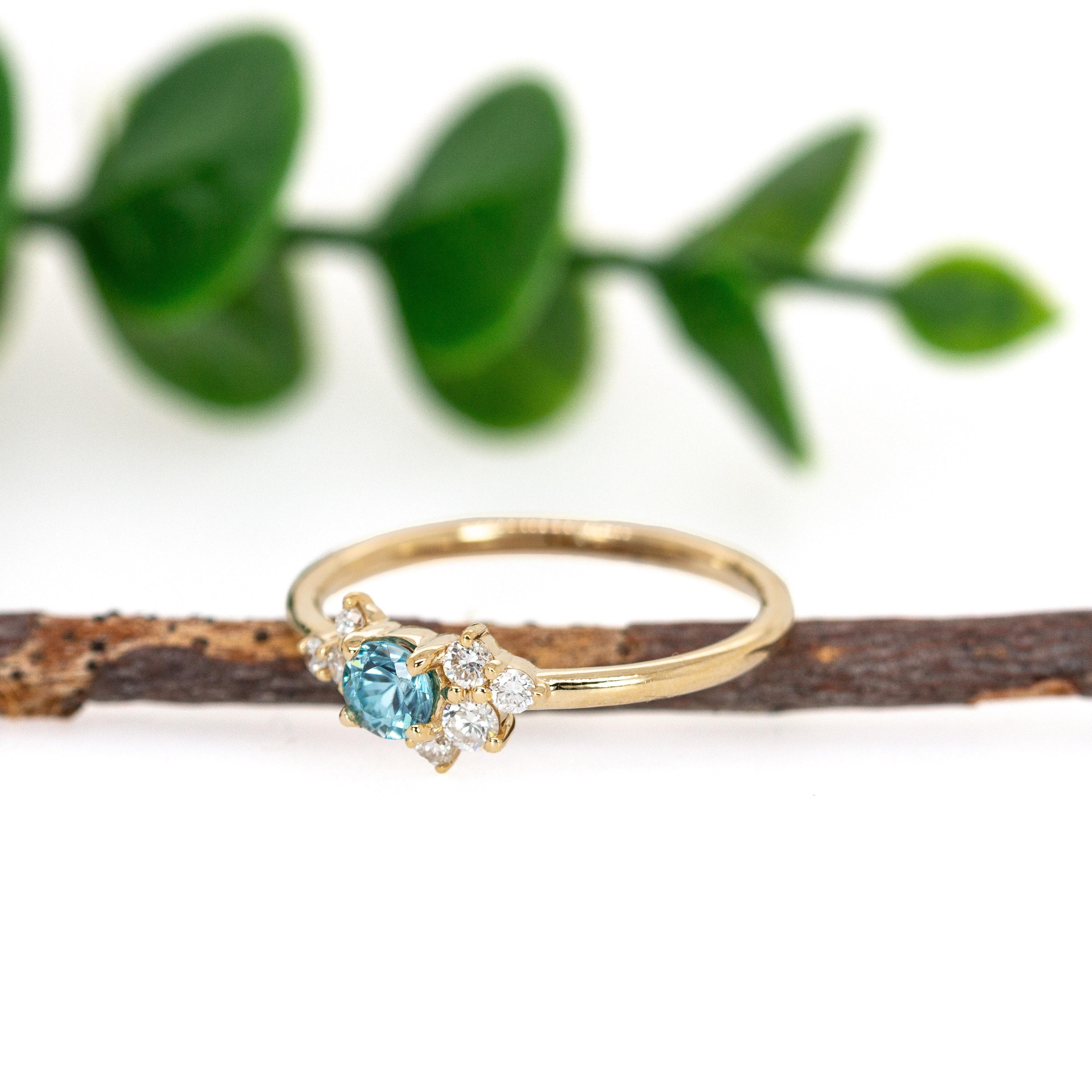 Taglio rotondo Anello con zircone blu cambogiano e accenti di diamanti estratti dalla terra in oro 14K  RD 4mm in vendita