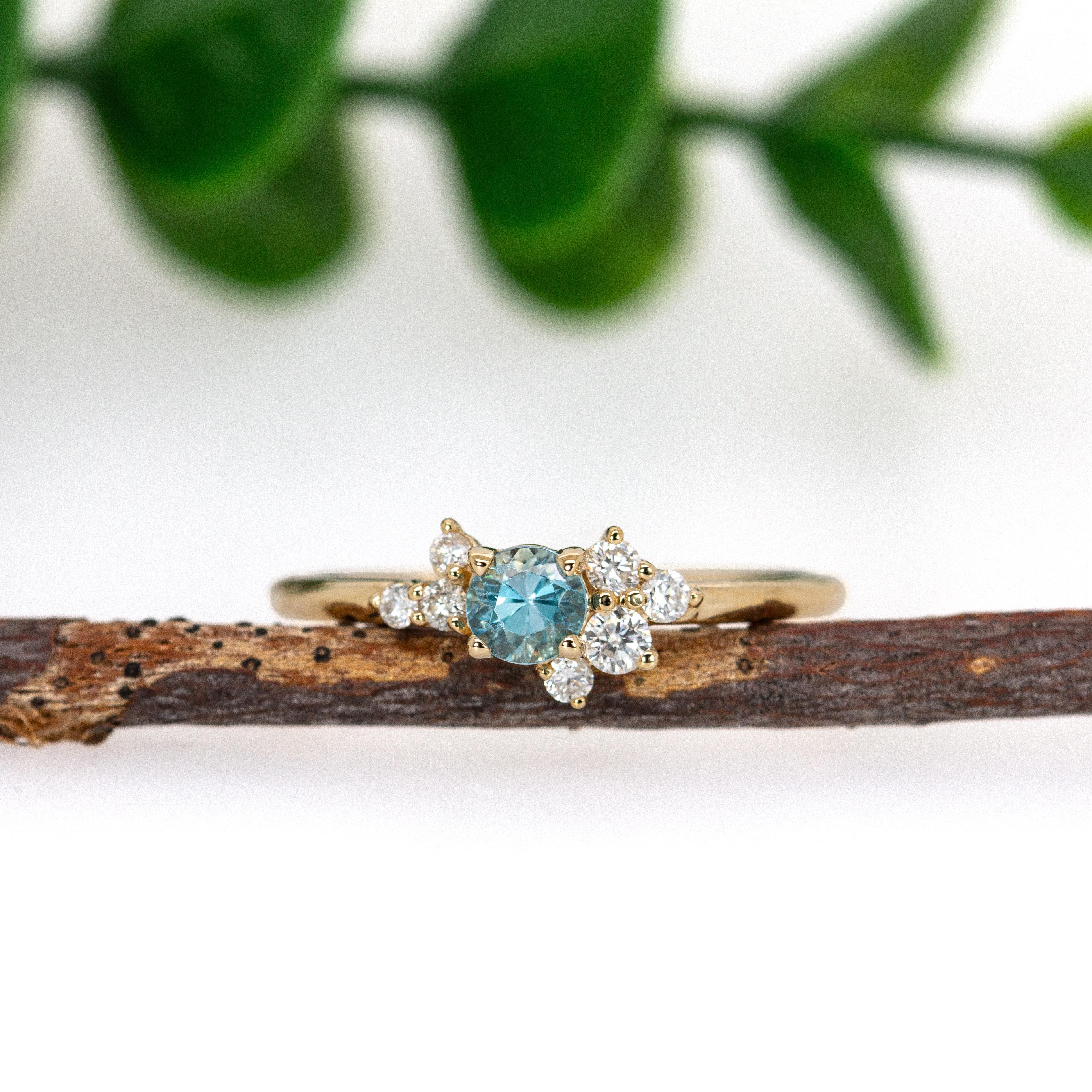 Moderno Anello con zircone blu cambogiano e accenti di diamanti estratti dalla terra in oro 14K  RD 4mm in vendita