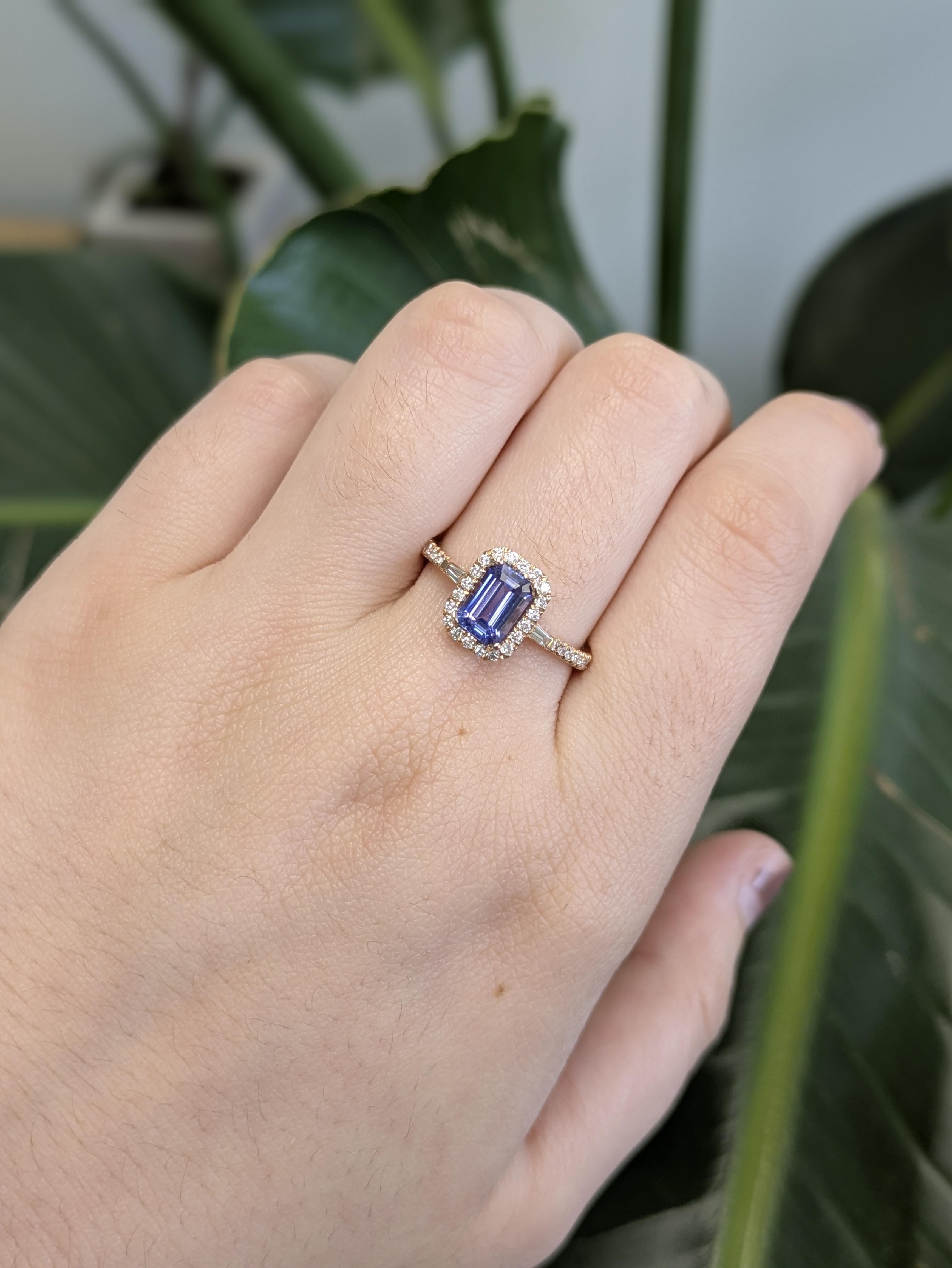 Una tanzanite taglio smeraldo di 1 carato è al centro della scena in questo anello mozzafiato, incorniciato da un'aureola di scintillanti diamanti estratti dalla terra. Realizzato in oro rosa massiccio 14 carati, questo pezzo fonde colori audaci e
