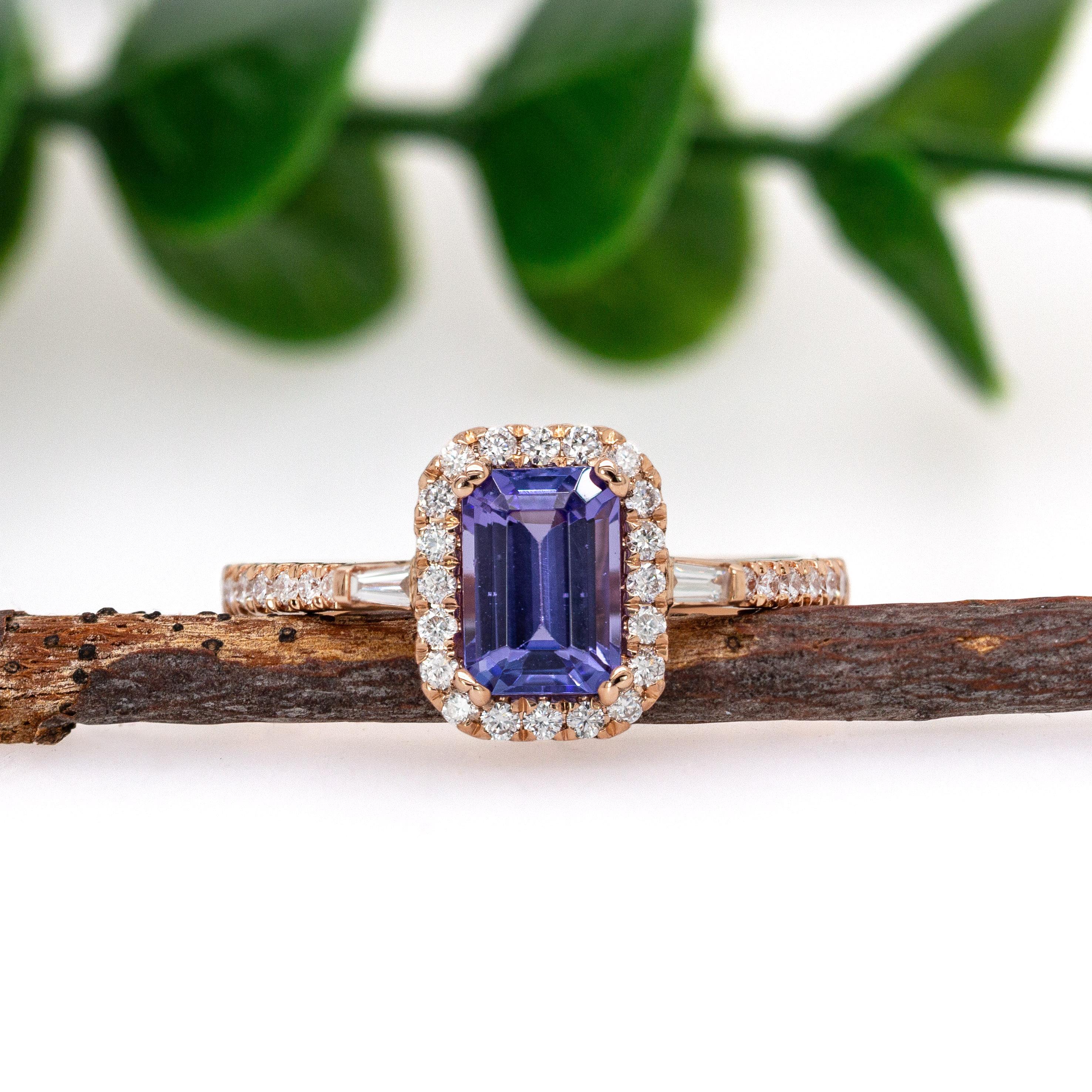 Taglio smeraldo Anello con tanzanite 1ct e diamanti estratti dalla terra in oro rosa massiccio 14K  EM 7x5mm in vendita