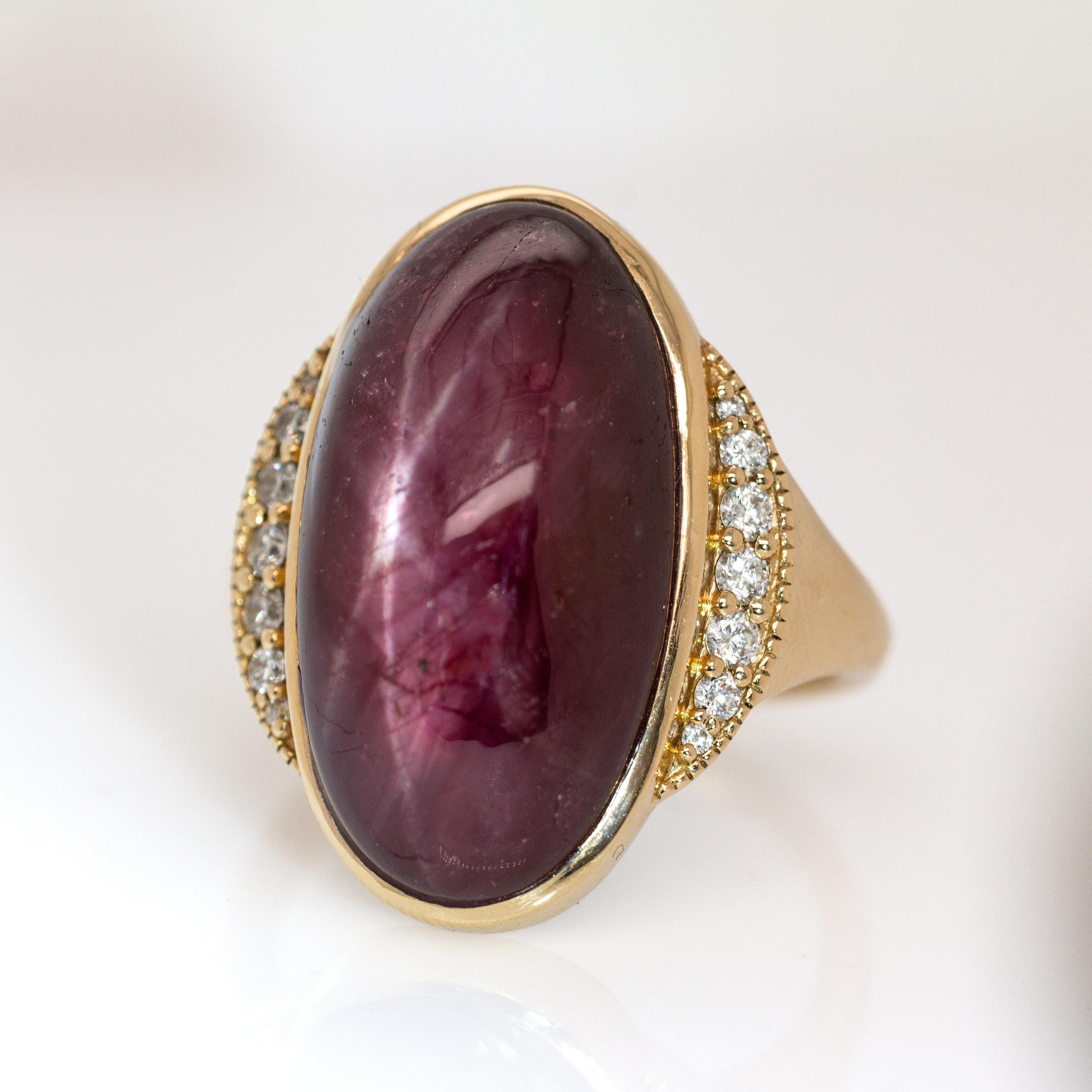23cts Madagaskar Star Ruby Ring w natürlichen Diamanten Akzente in massivem 14K Gold (Ovalschliff) im Angebot