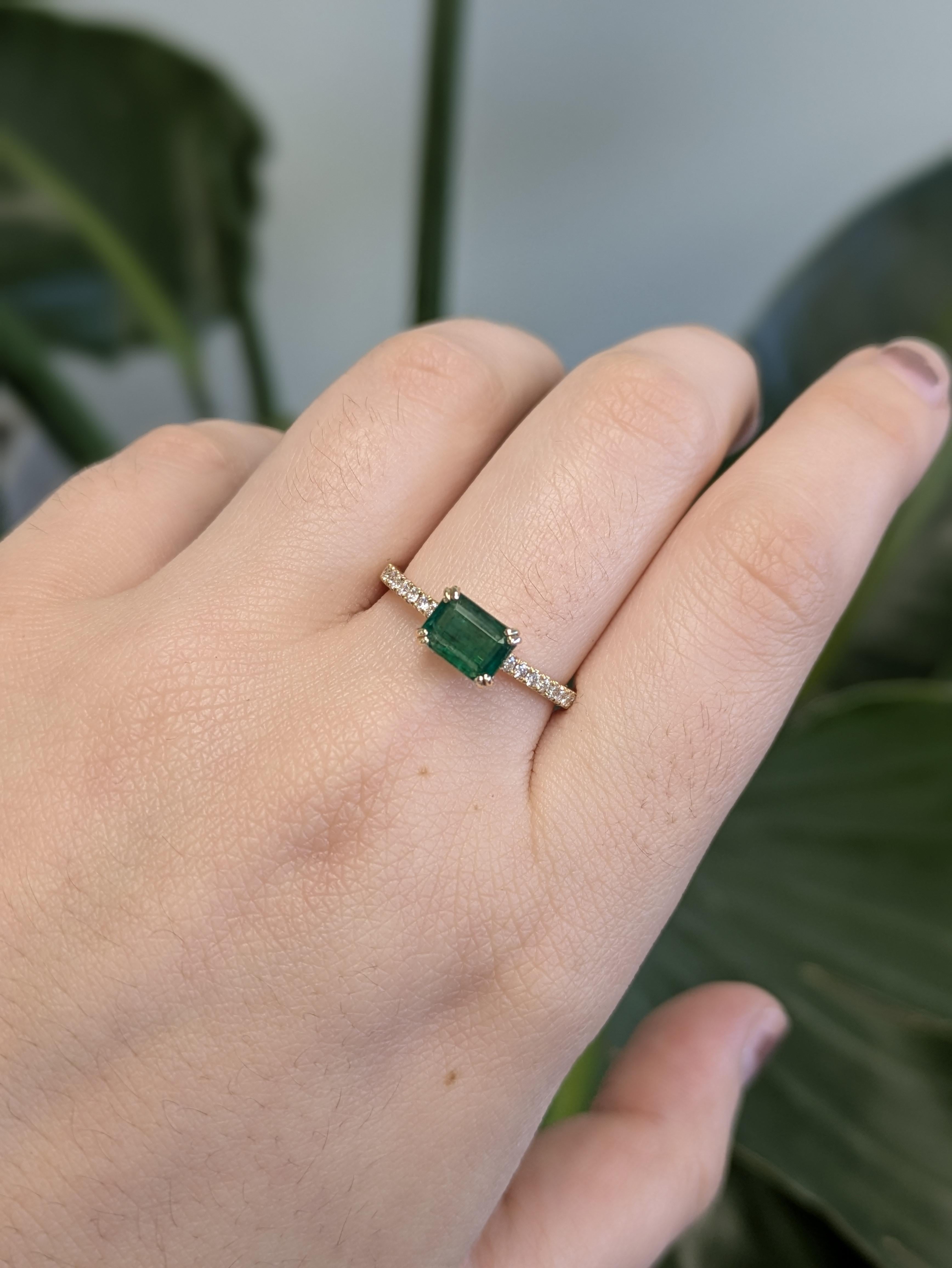Dieser exquisite Ring aus reichhaltigem 14-karätigem Gelbgold enthält einen 2,19-karätigen kolumbianischen Smaragd in einer einzigartigen Ost-West-Ausrichtung. Ein Pavé-Schaft aus funkelnden Erddiamanten sorgt für Brillanz und Eleganz und macht
