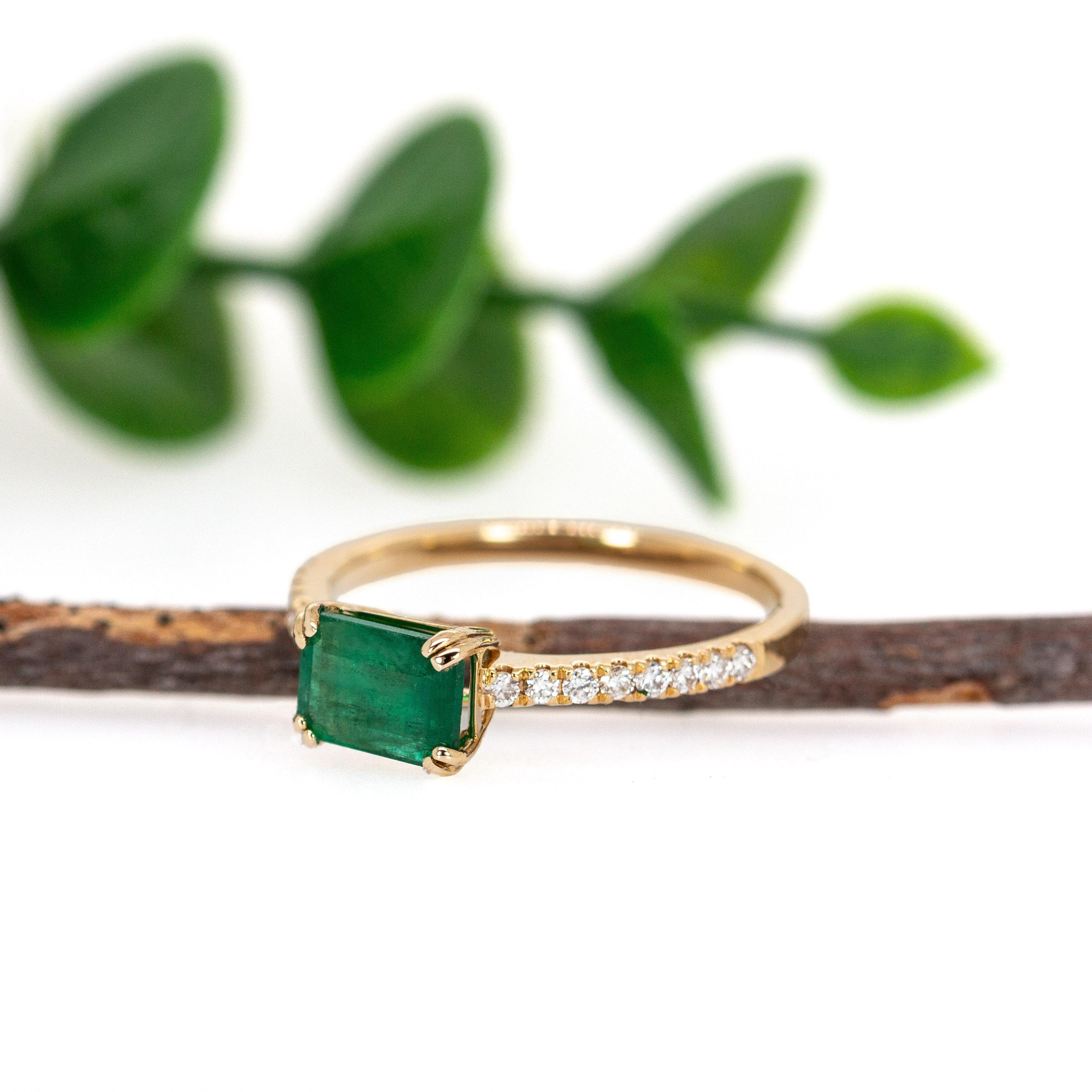 2,2cts kolumbianischen Smaragd Ring w Pave Diamond Shank in 14K massivem Gold  EM 7x5mm (Smaragdschliff) im Angebot