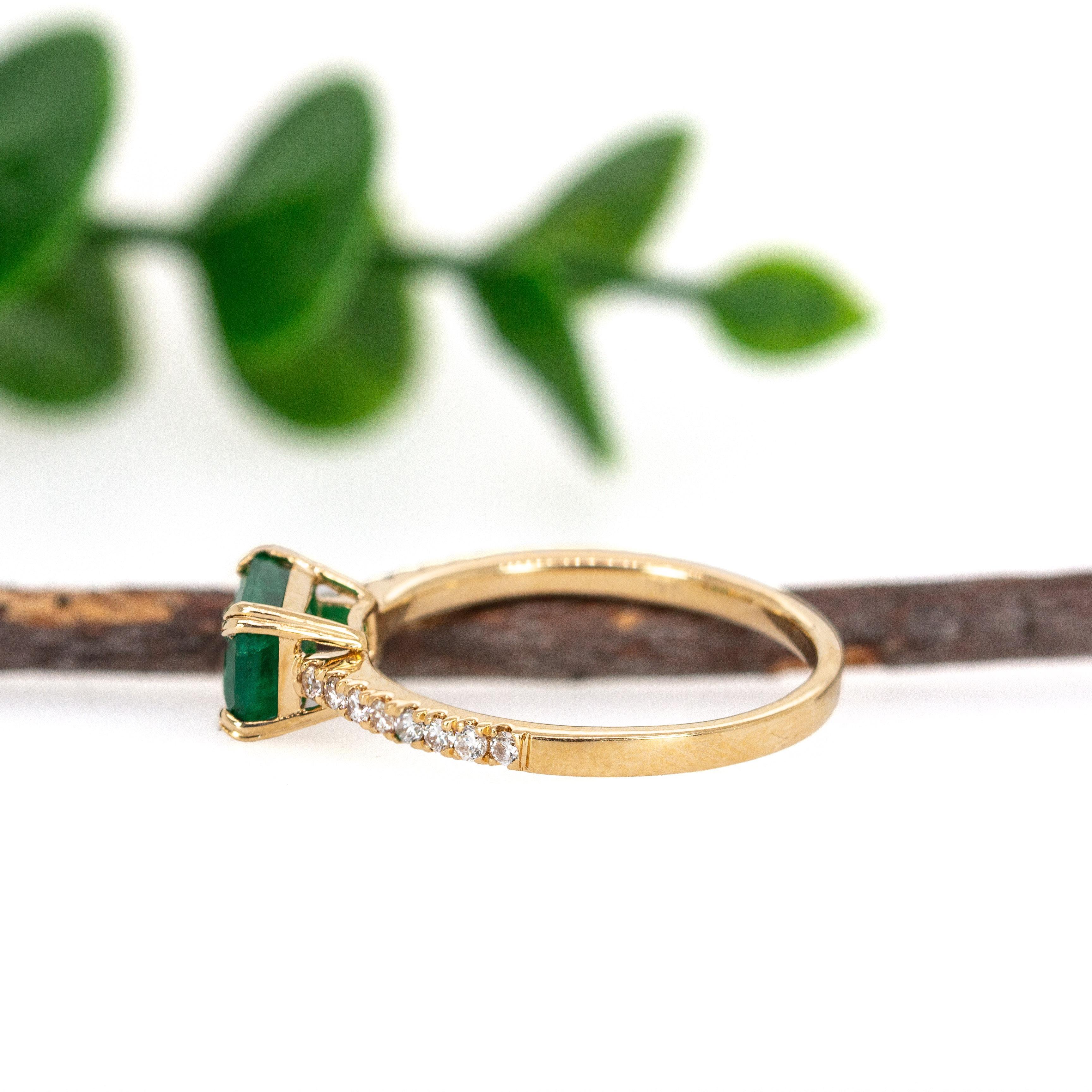 2,2cts kolumbianischen Smaragd Ring w Pave Diamond Shank in 14K massivem Gold  EM 7x5mm Damen im Angebot
