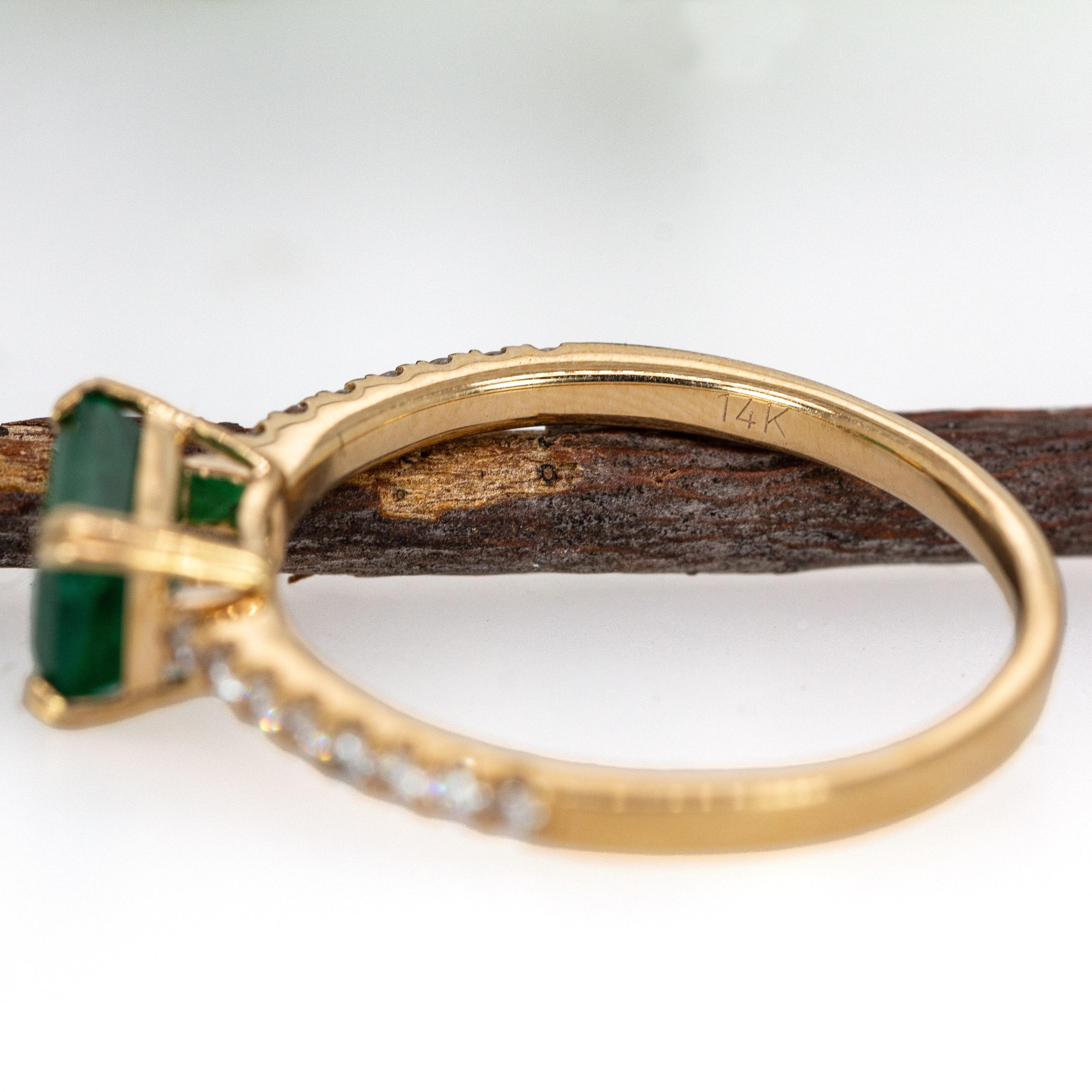 2,2cts kolumbianischen Smaragd Ring w Pave Diamond Shank in 14K massivem Gold  EM 7x5mm im Zustand „Neu“ im Angebot in Columbus, OH