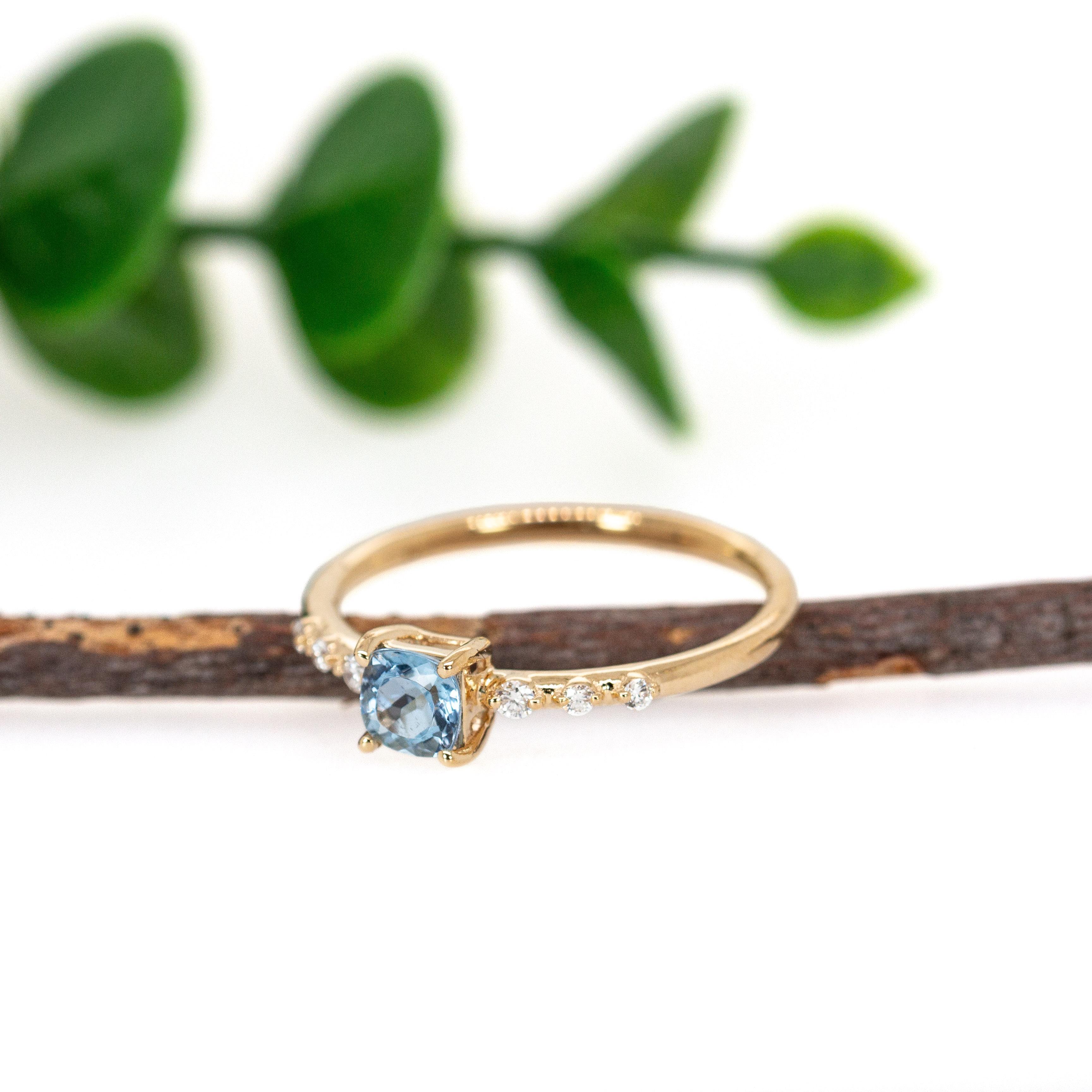 Brasilianischer Aquamarin-Ring mit natürlichen Diamant-Akzenten in massivem 14K Gold  RD 4mm (Kissenschliff) im Angebot