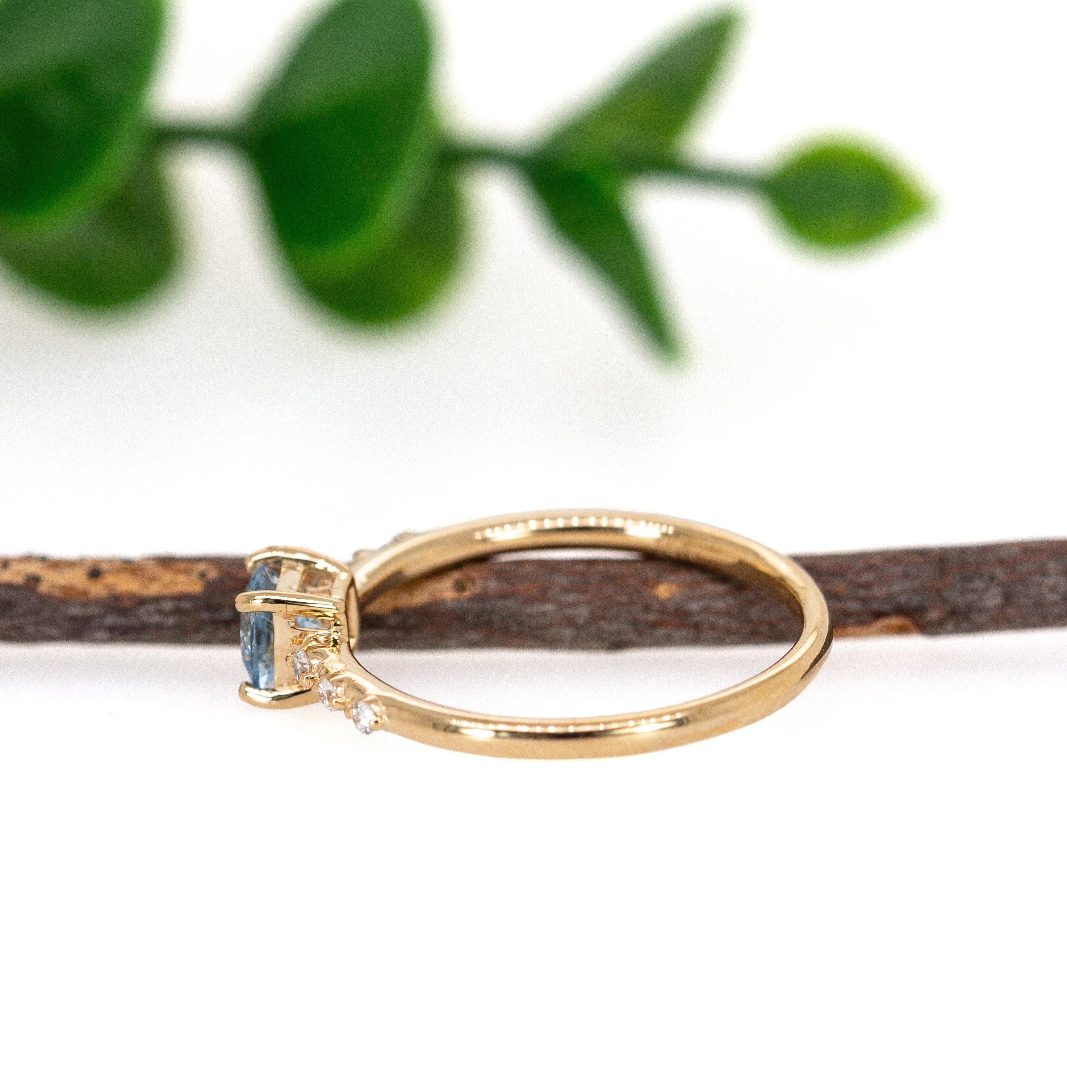 Brasilianischer Aquamarin-Ring mit natürlichen Diamant-Akzenten in massivem 14K Gold  RD 4mm Damen im Angebot