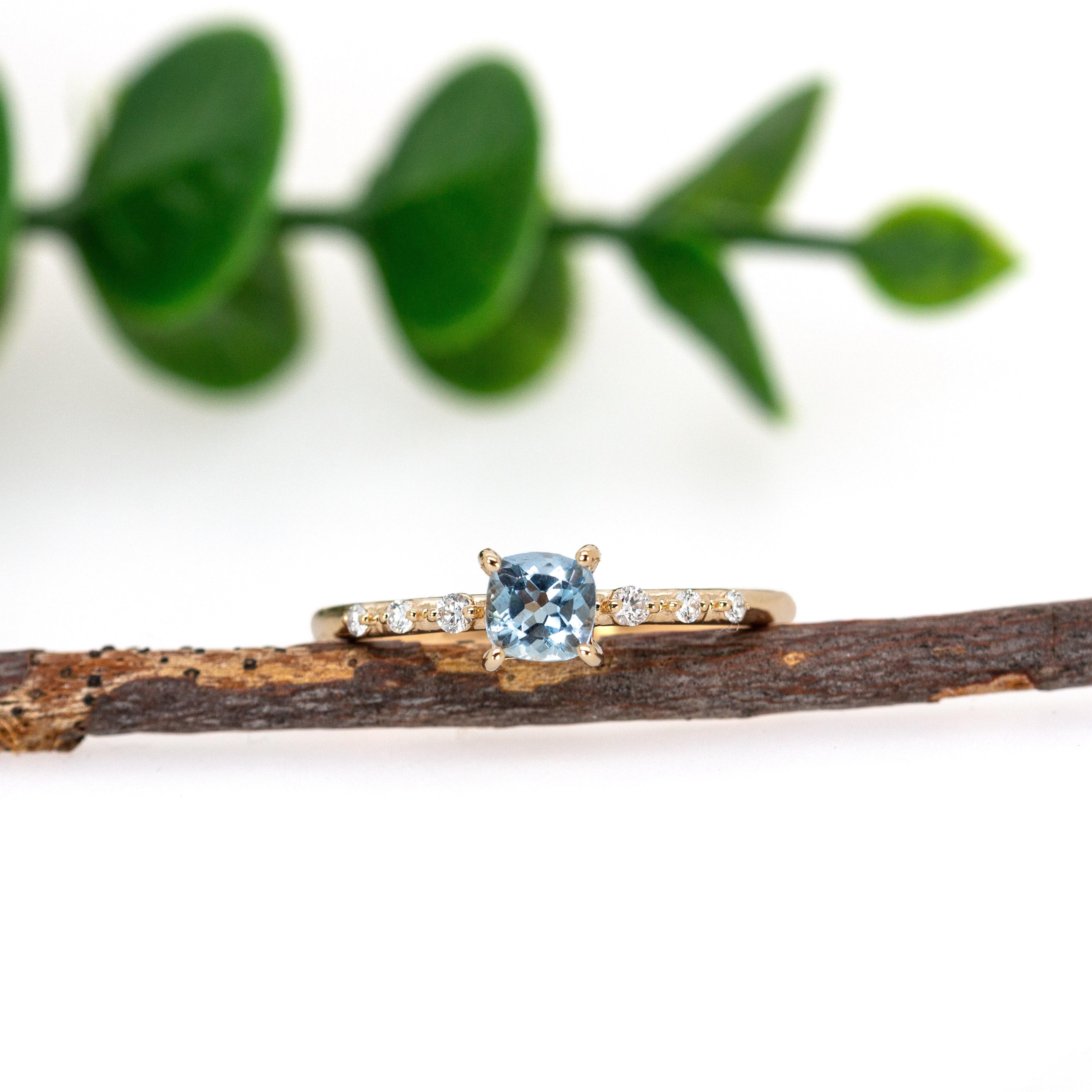 Brasilianischer Aquamarin-Ring mit natürlichen Diamant-Akzenten in massivem 14K Gold  RD 4mm (Moderne) im Angebot