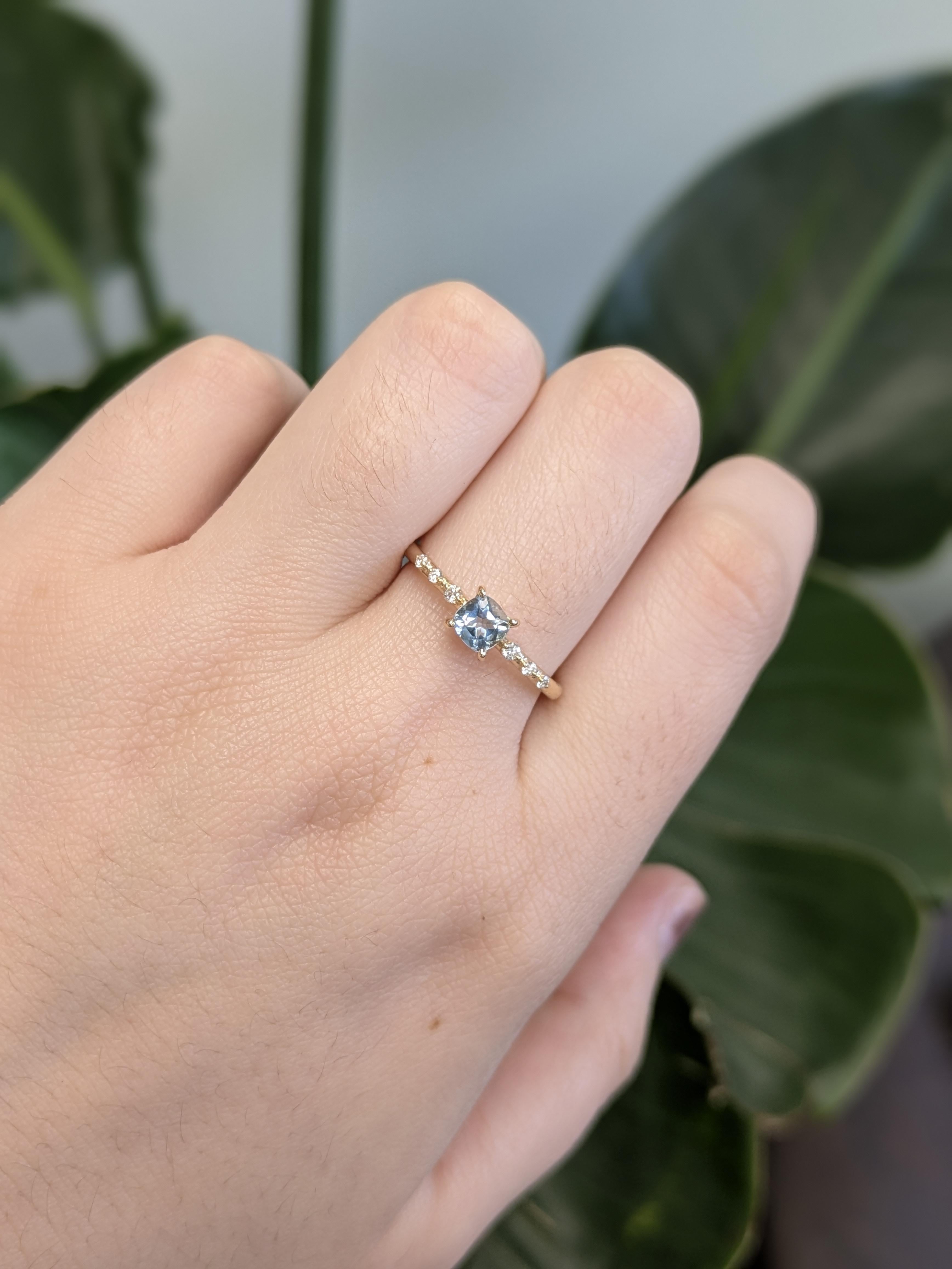 Dieser minimalistische Ring aus 14 Karat Gelbgold zeigt einen verträumten runden Aquamarin aus Brasilien, der von winzigen natürlichen Diamanten flankiert wird. Leicht und schick ist es ein schönes Geschenk für sie - ideal für Geburtstage oder für