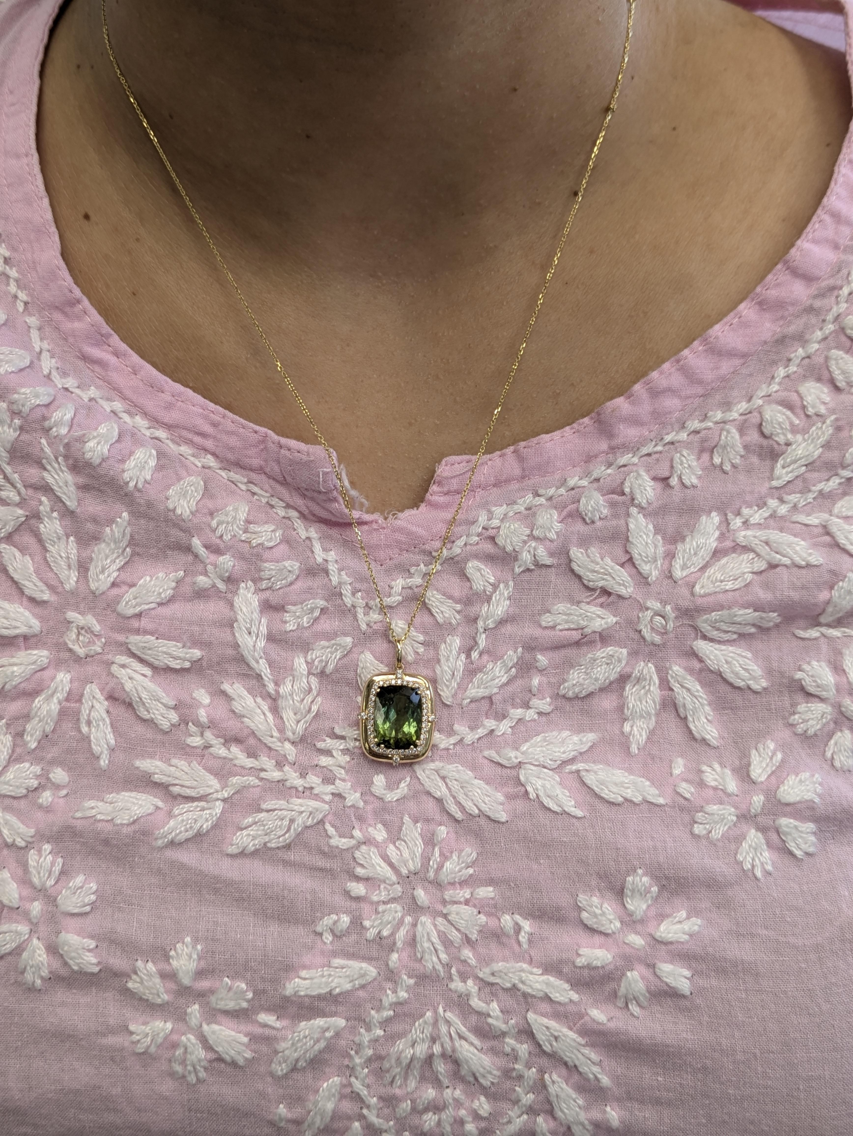 Ce pendentif est une pièce de joaillerie exquise. Il met en valeur une tourmaline chromée en forme de coussin de 5,62 carats (12 x 9 mm), rehaussée d'un éblouissant halo de diamants authentiques. Fabriqué à la main en or jaune 14 carats, il est un