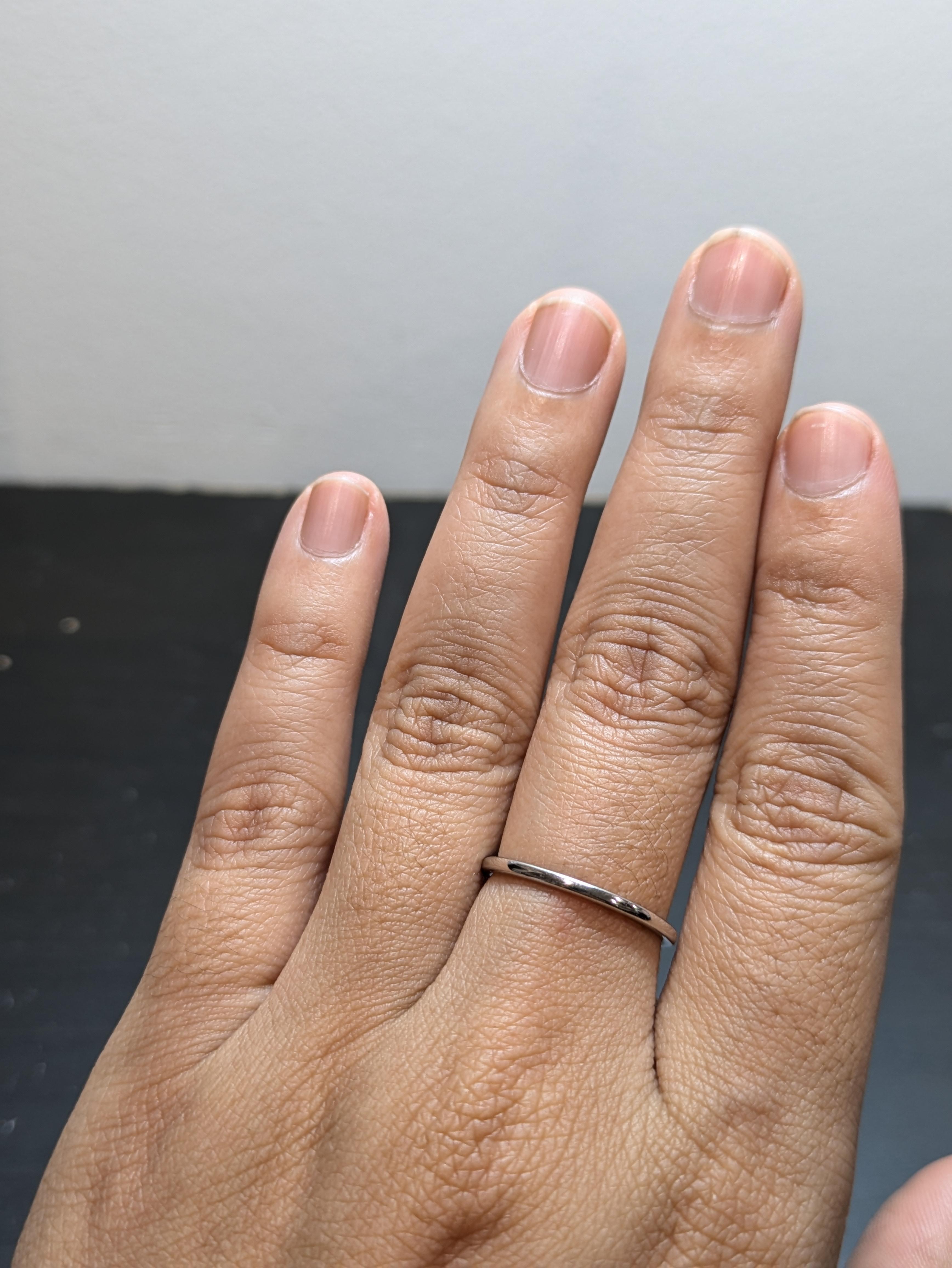 Delicato ma resistente, questo anello in oro bianco massiccio 14k presenta due diamanti naturali incastonati che brillano alle estremità aperte. Il design pulito e aperto lo rende perfetto per essere impilato o indossato in modo minimalista. Un