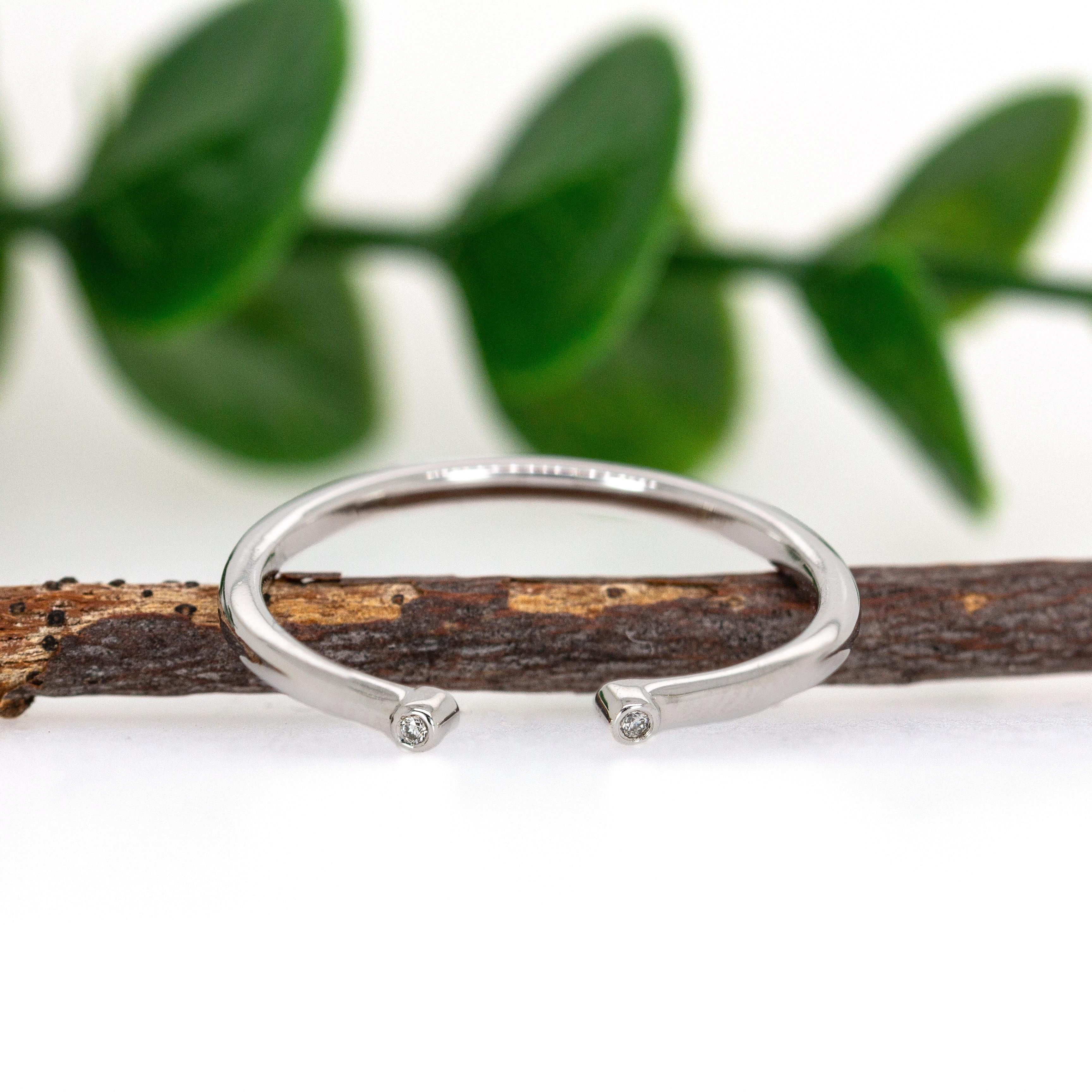 Moderno Fascia aperta in oro bianco 14K con accenti di diamanti Nature  Anello impilabile in vendita