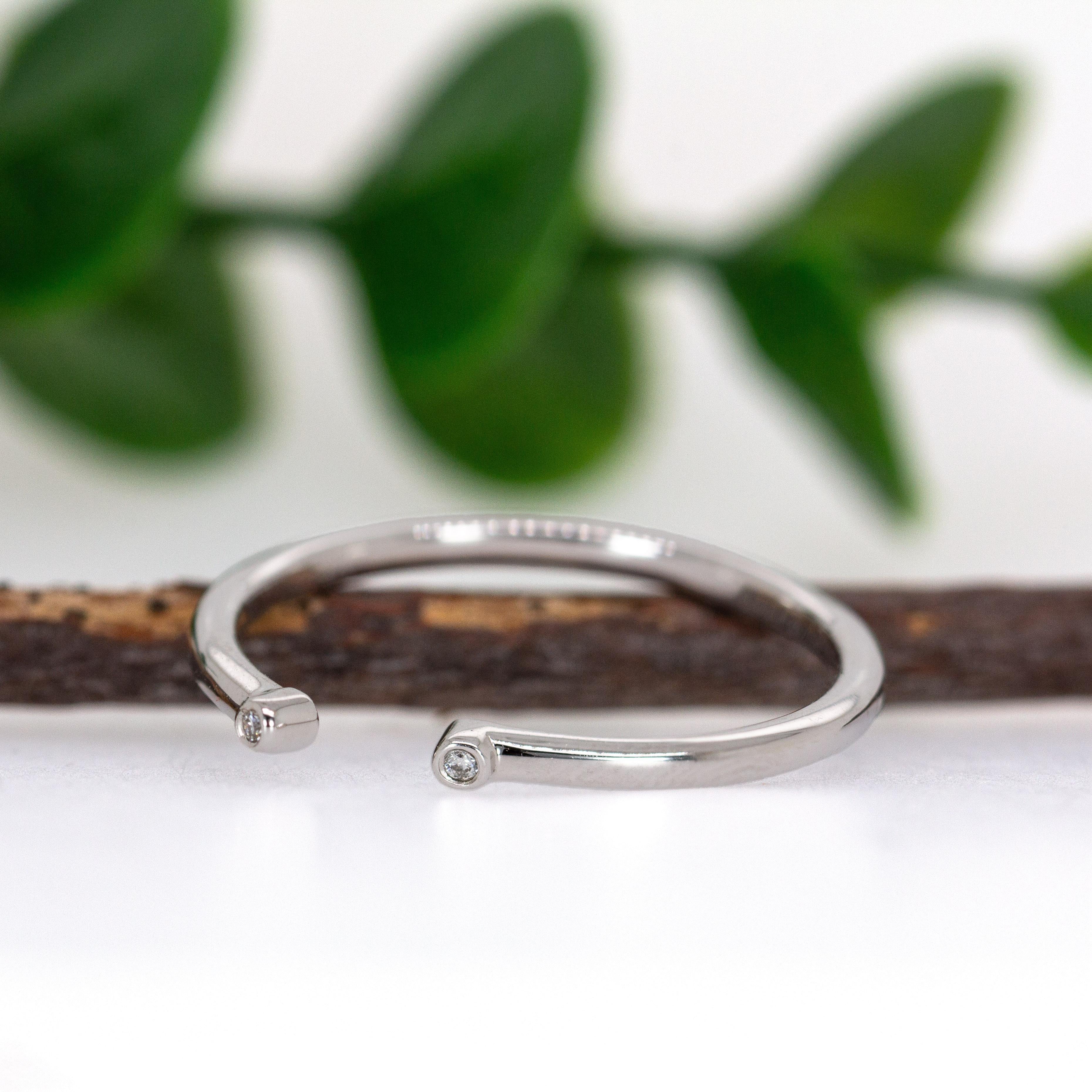 Taglio rotondo Fascia aperta in oro bianco 14K con accenti di diamanti Nature  Anello impilabile in vendita
