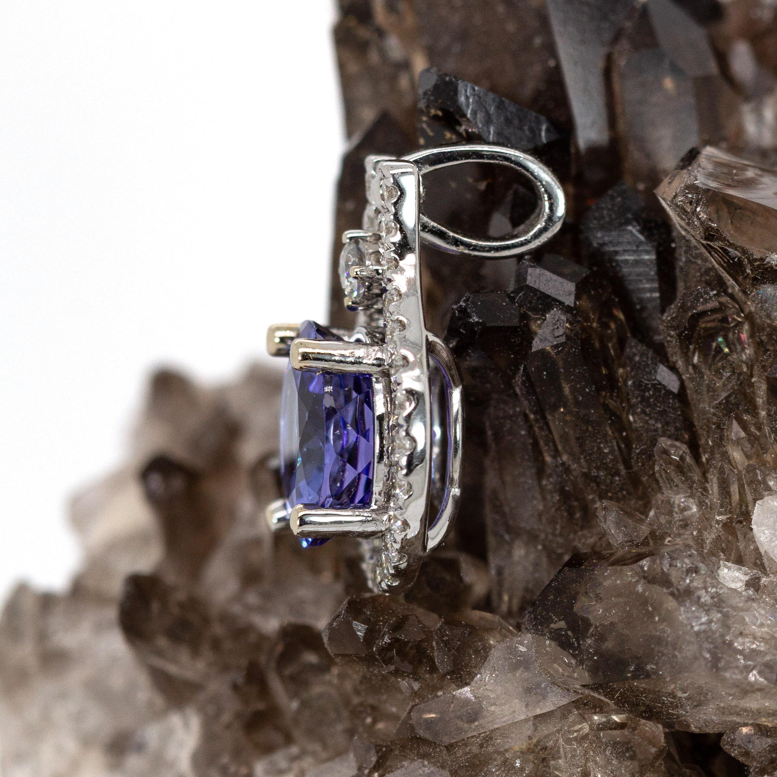 Pendentif en or blanc massif 14K avec 2cts de Tanzanite et diamants extraits de la terre  RD 8mm Pour femmes en vente