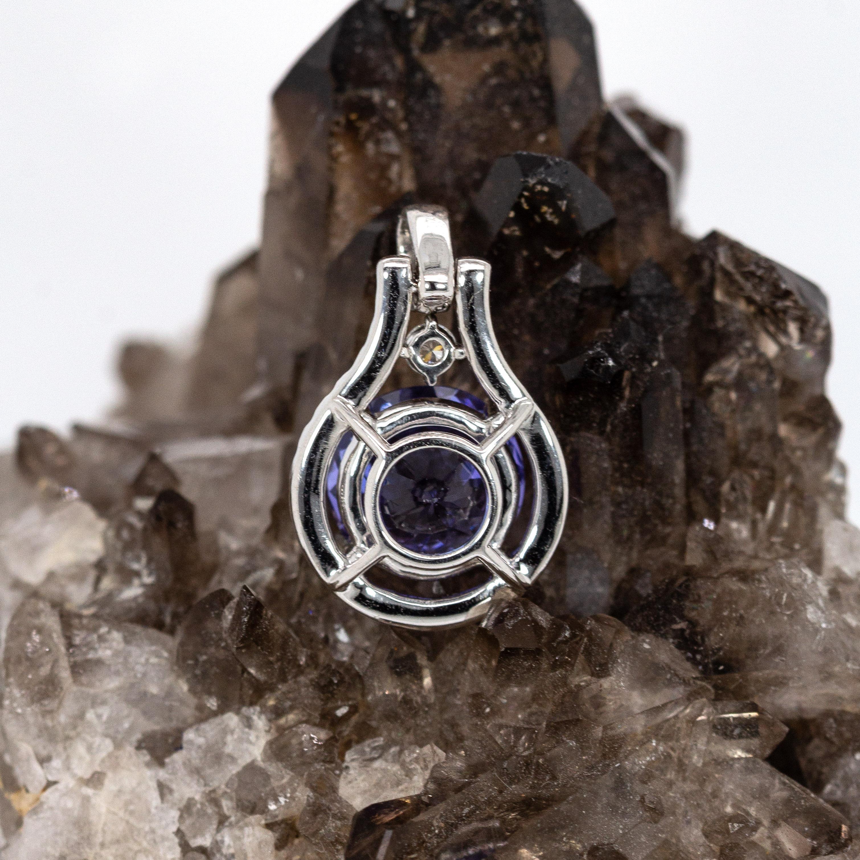 Pendentif en or blanc massif 14K avec 2cts de Tanzanite et diamants extraits de la terre  RD 8mm en vente 2