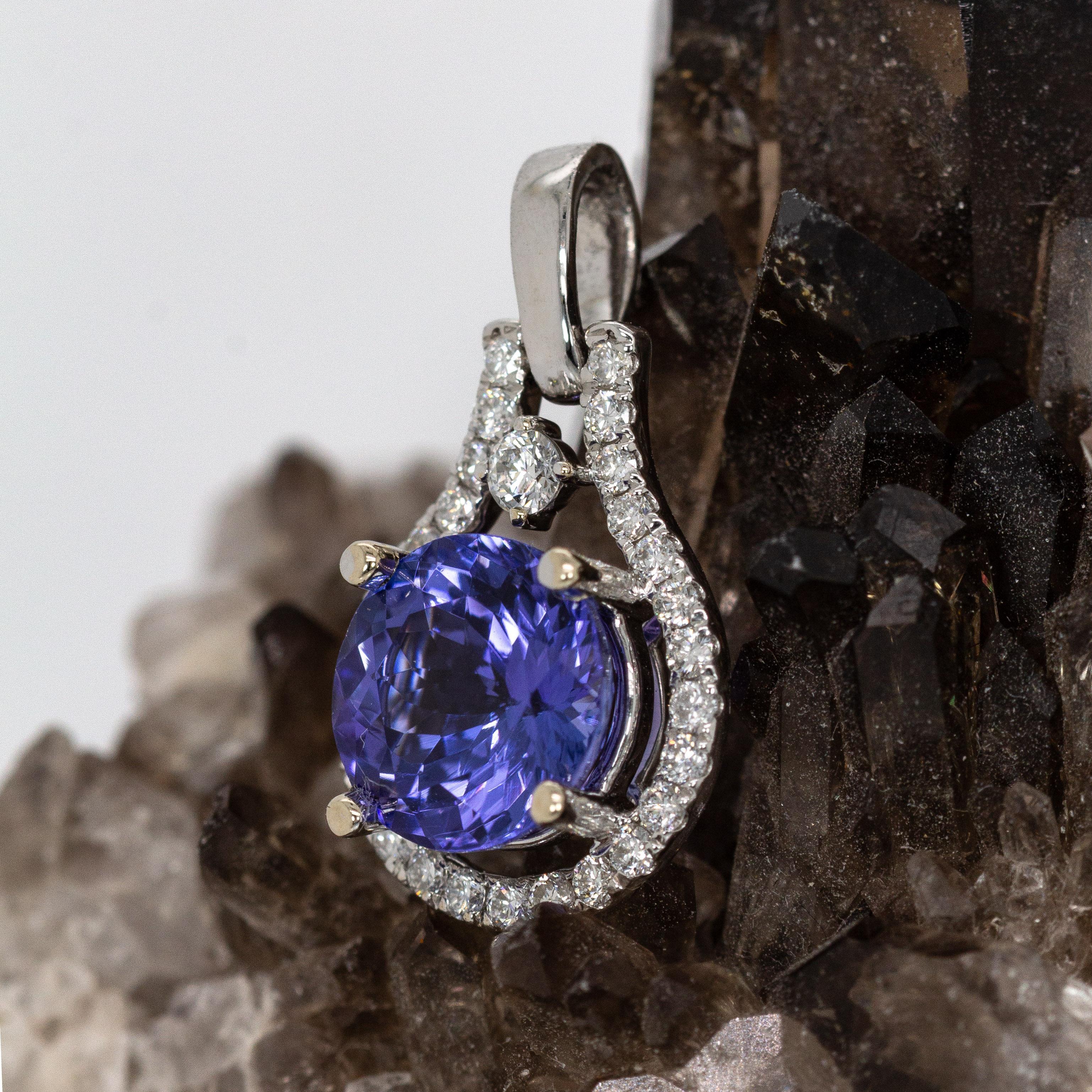 Pendentif en or blanc massif 14K avec 2cts de Tanzanite et diamants extraits de la terre  RD 8mm Neuf - En vente à Columbus, OH