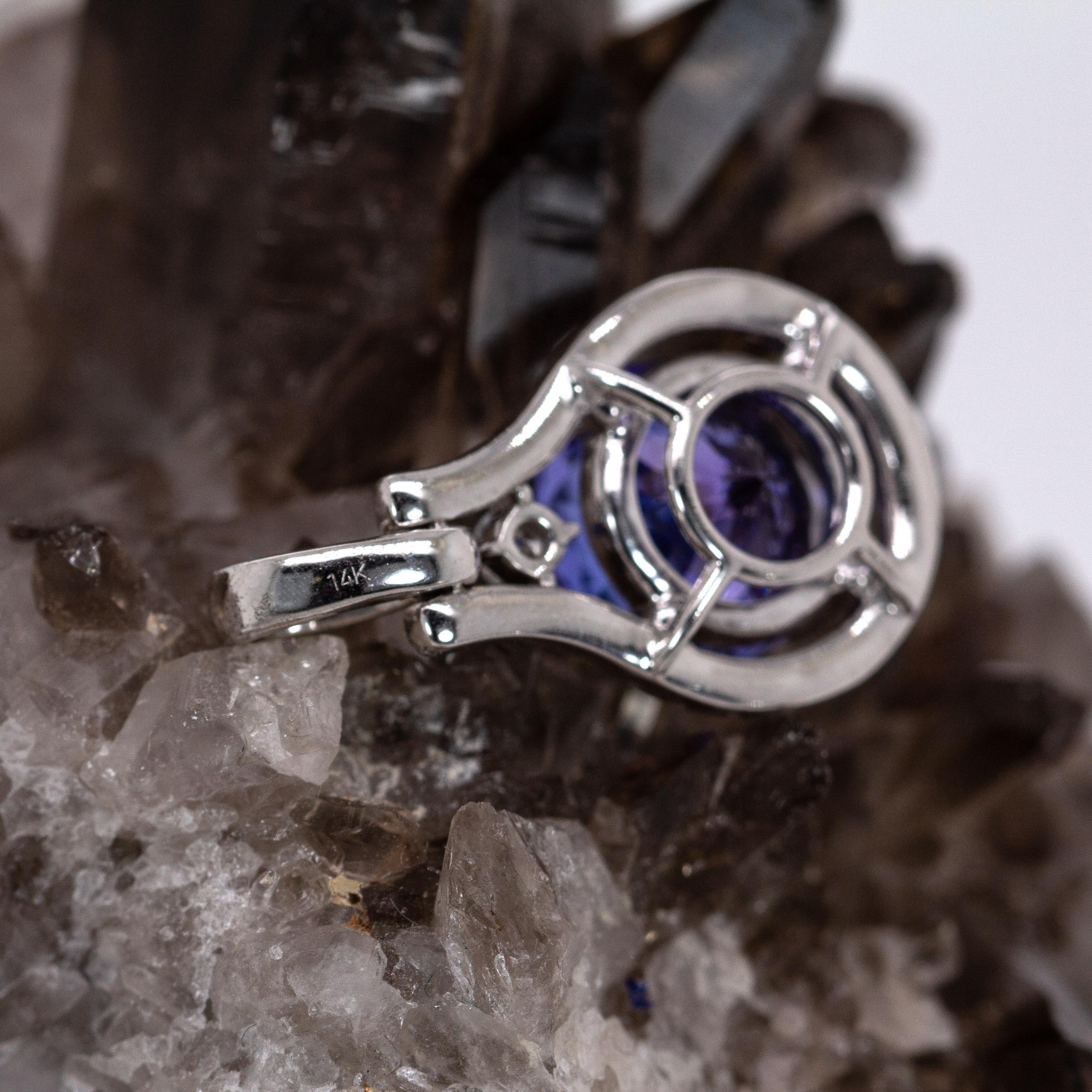 Pendentif en or blanc massif 14K avec 2cts de Tanzanite et diamants extraits de la terre  RD 8mm en vente 1