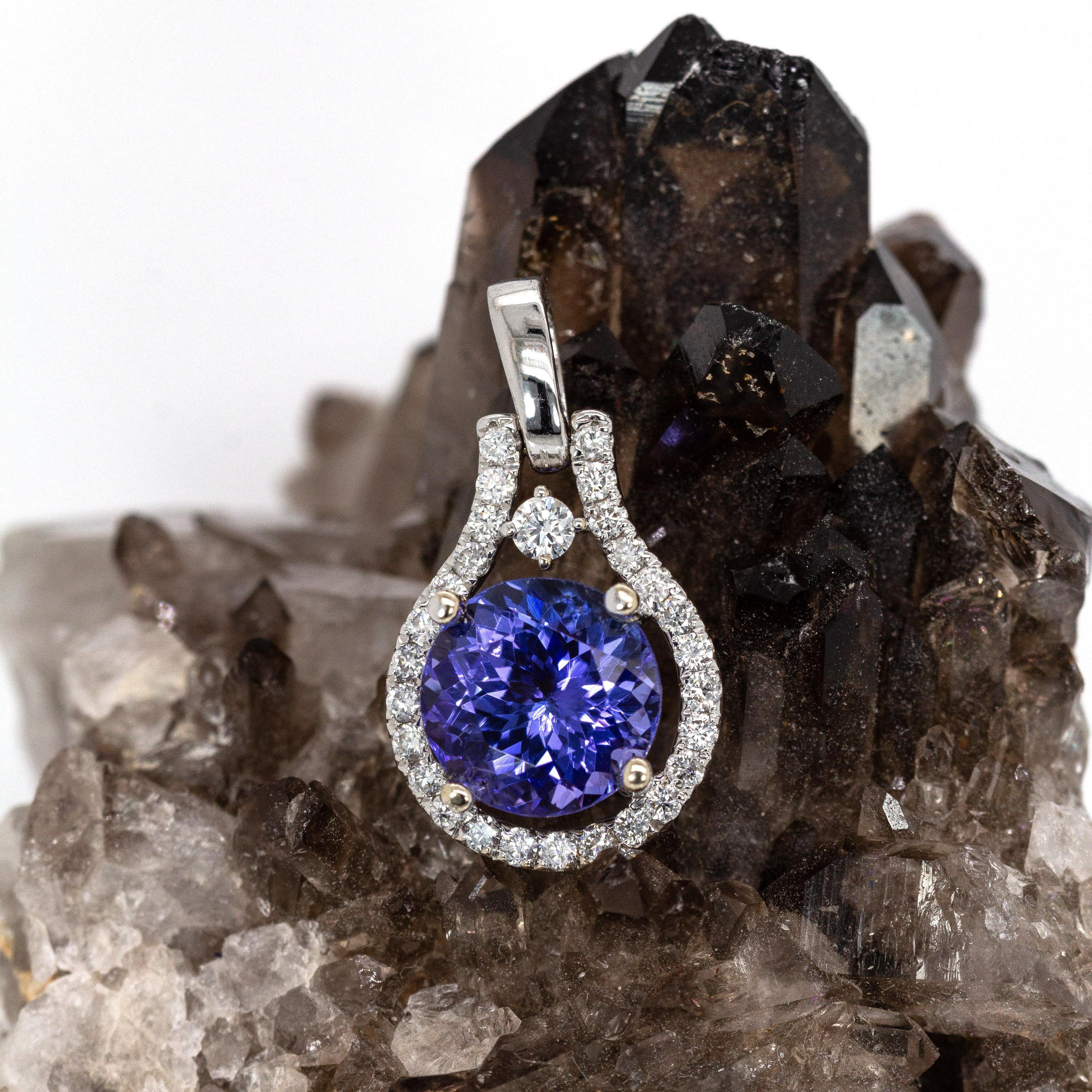 Taille ronde Pendentif en or blanc massif 14K avec 2cts de Tanzanite et diamants extraits de la terre  RD 8mm en vente