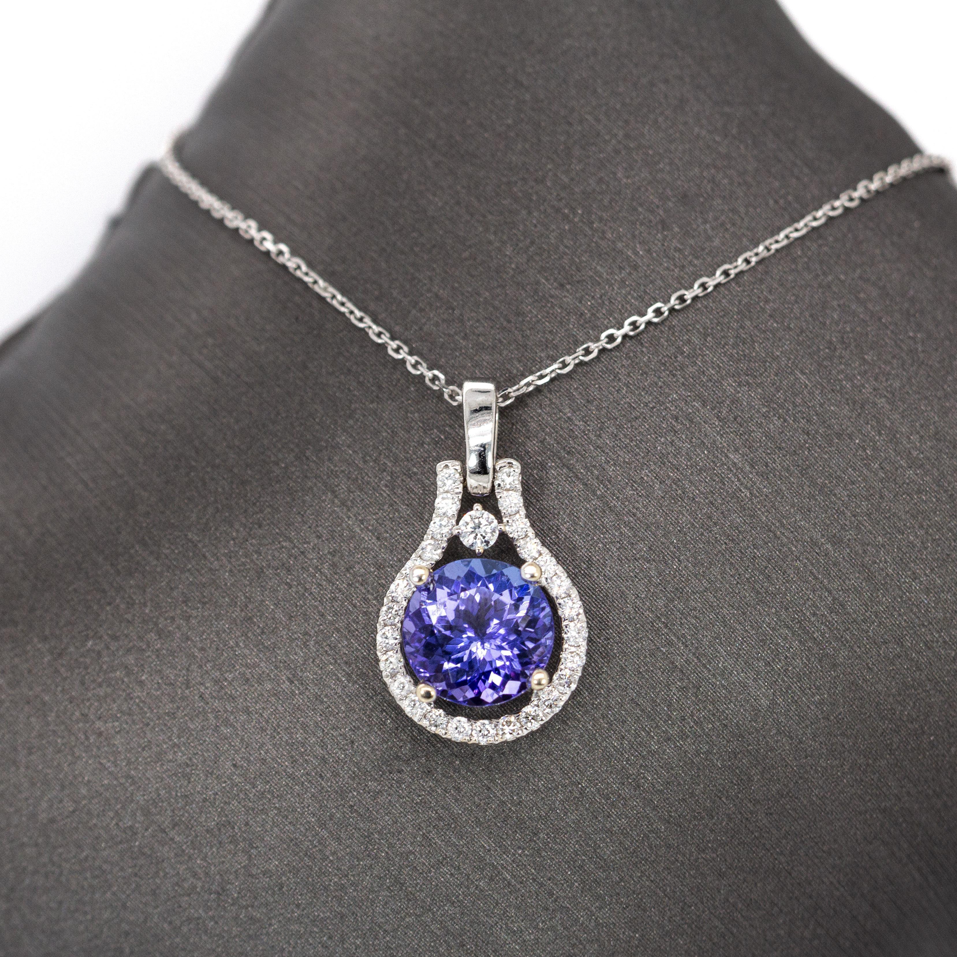 Art déco Pendentif en or blanc massif 14K avec 2cts de Tanzanite et diamants extraits de la terre  RD 8mm en vente